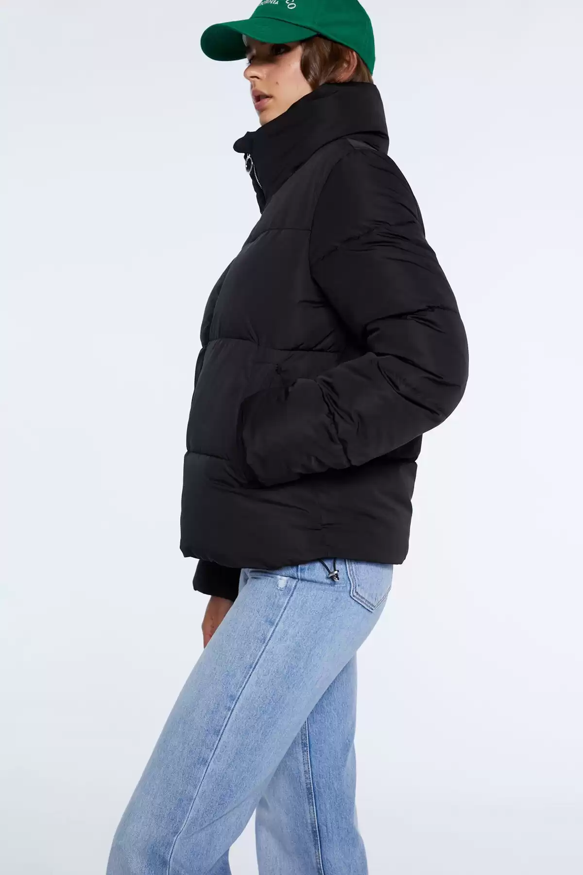 کت یقه ایستاده برند Stradivarius به رنگ مشکی مدل بادی و ضد آب کت یقه ایستاده برند Stradivarius به رنگ مشکی مدل بادی و ضد آب