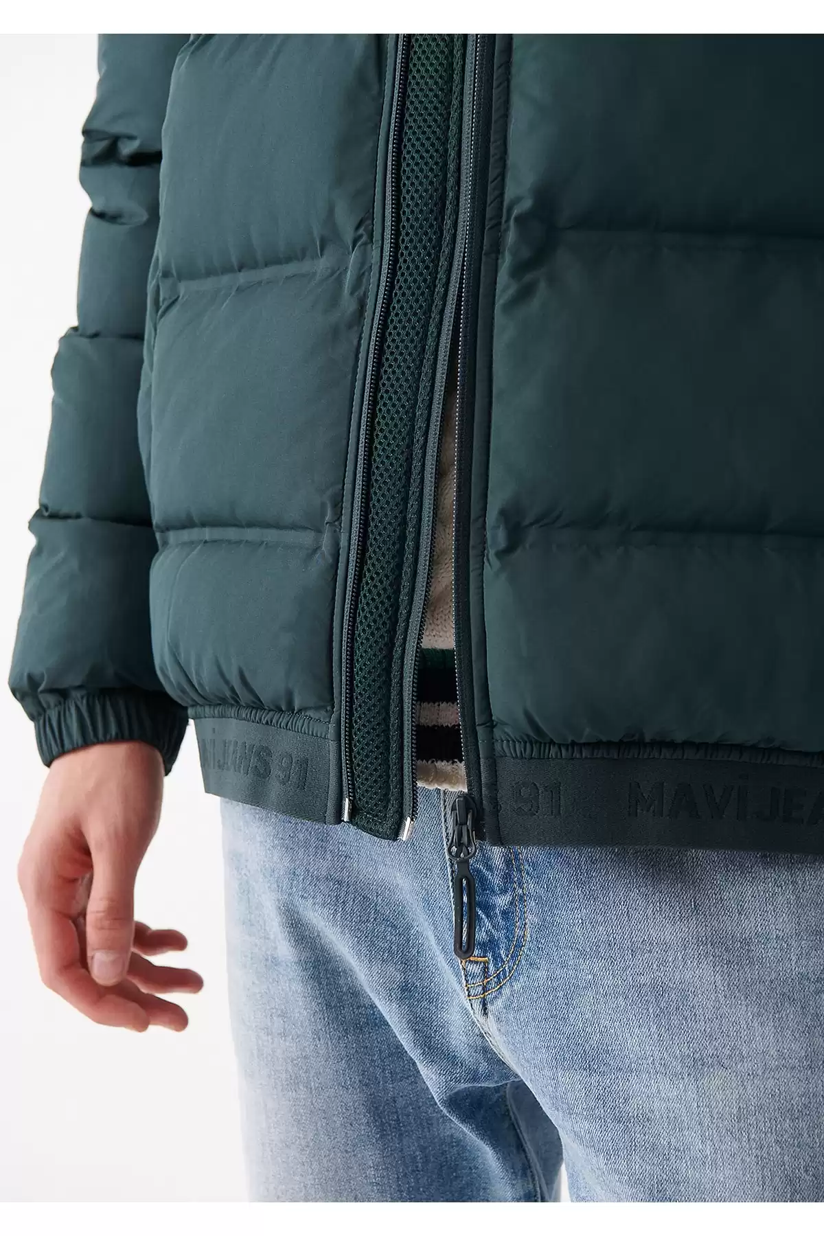 کت یقه ایستاده برند   Stradivarius به رنگ  مشکی مدل  بادی و ضد آب
