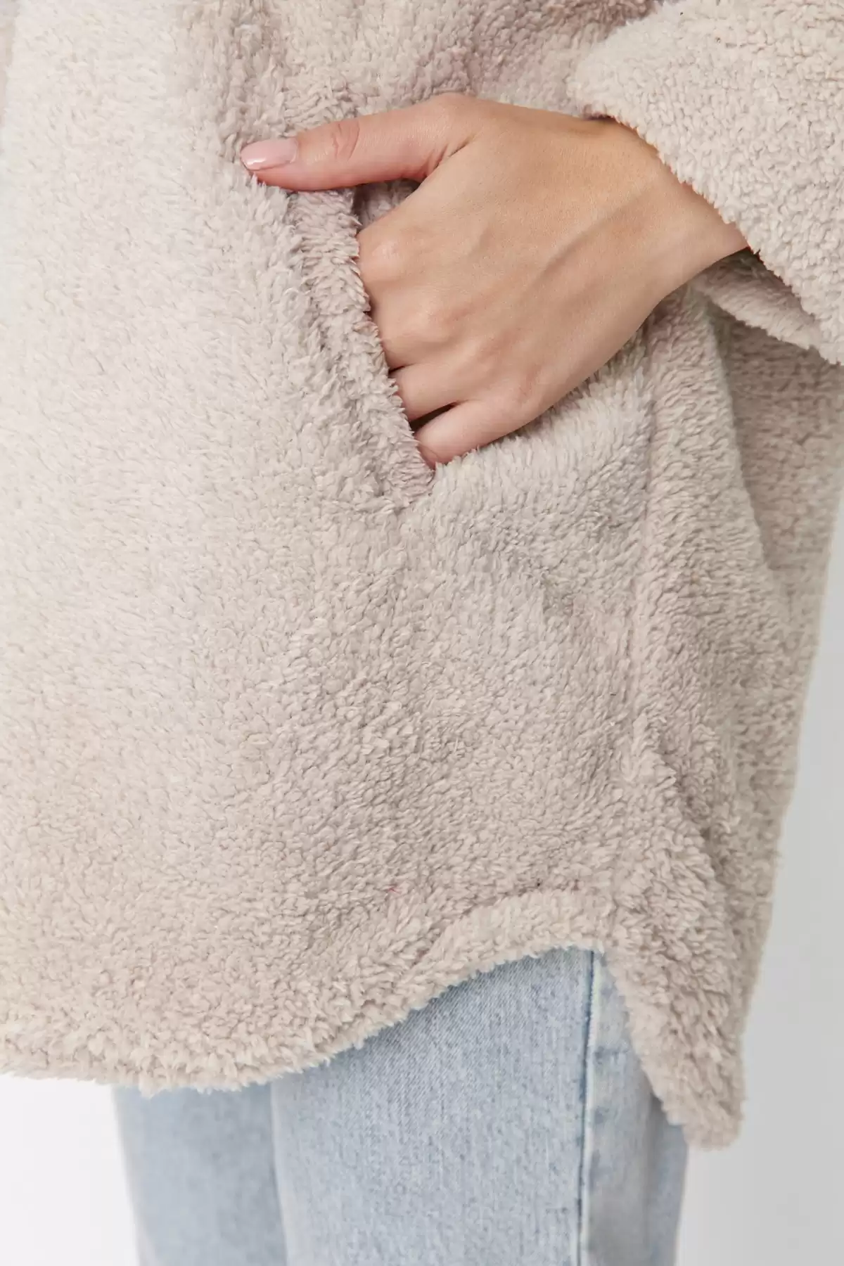 مانتو مخمل دار سنگی TCTAW23MT00018 برند   TRENDYOL MODEST به رنگ  رنگ بژ مدل  زمستانی