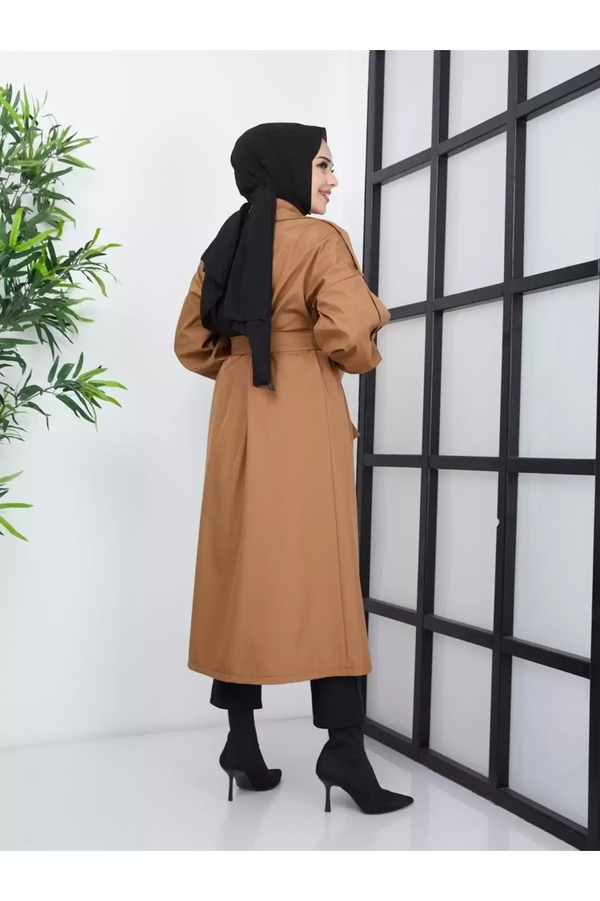 کت بارانی زنانه ساده ضد آب کت ترنچ درپوش کمربند شانه زنانه برند   moda periy(پری مد) به رنگ  رنگ قهوه ای مدل  بارانی
