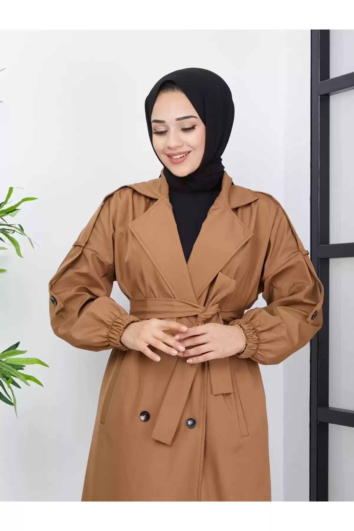 کت بارانی زنانه ساده ضد آب کت ترنچ درپوش کمربند شانه زنانه برند   moda periy(پری مد) به رنگ  رنگ قهوه ای مدل  بارانی