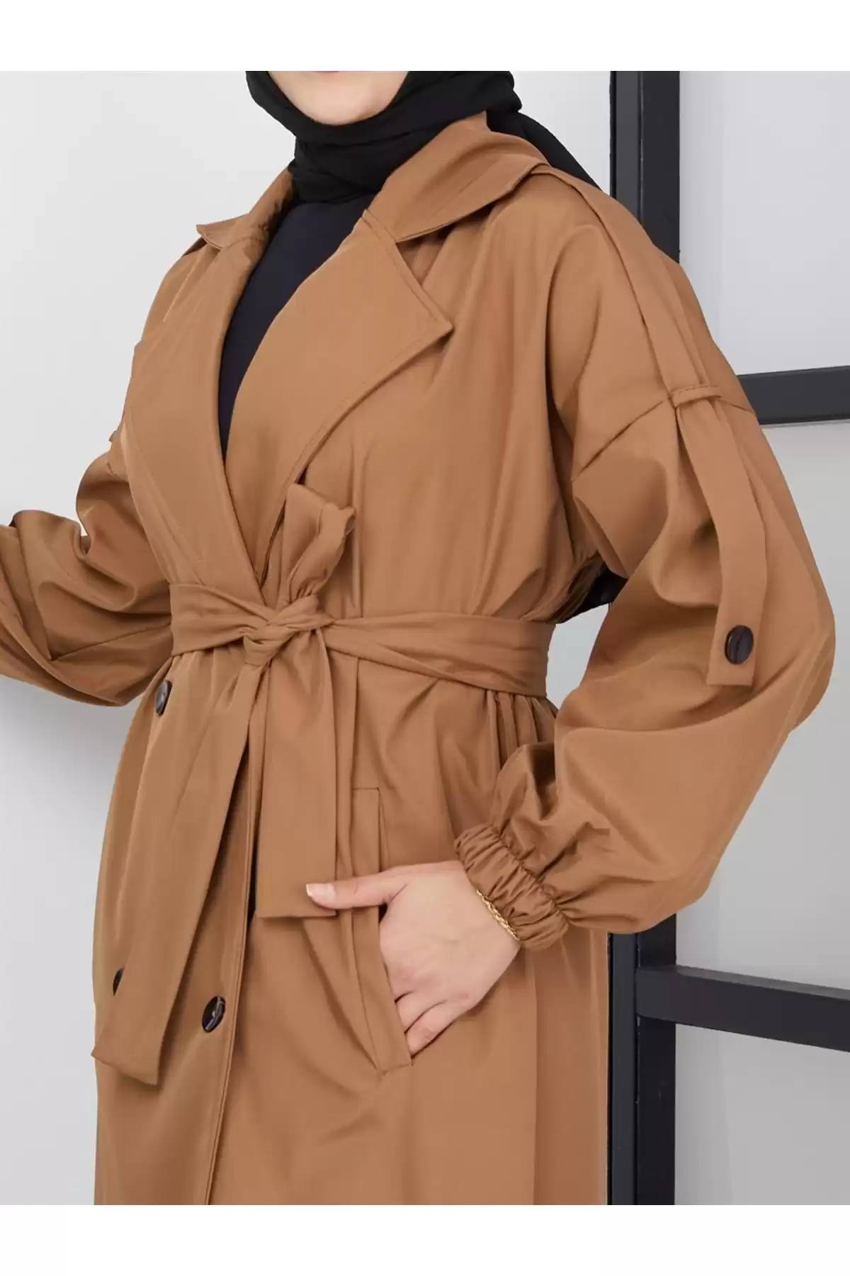 کت بارانی زنانه ساده ضد آب کت ترنچ درپوش کمربند شانه زنانه برند   moda periy(پری مد) به رنگ  رنگ قهوه ای مدل  بارانی