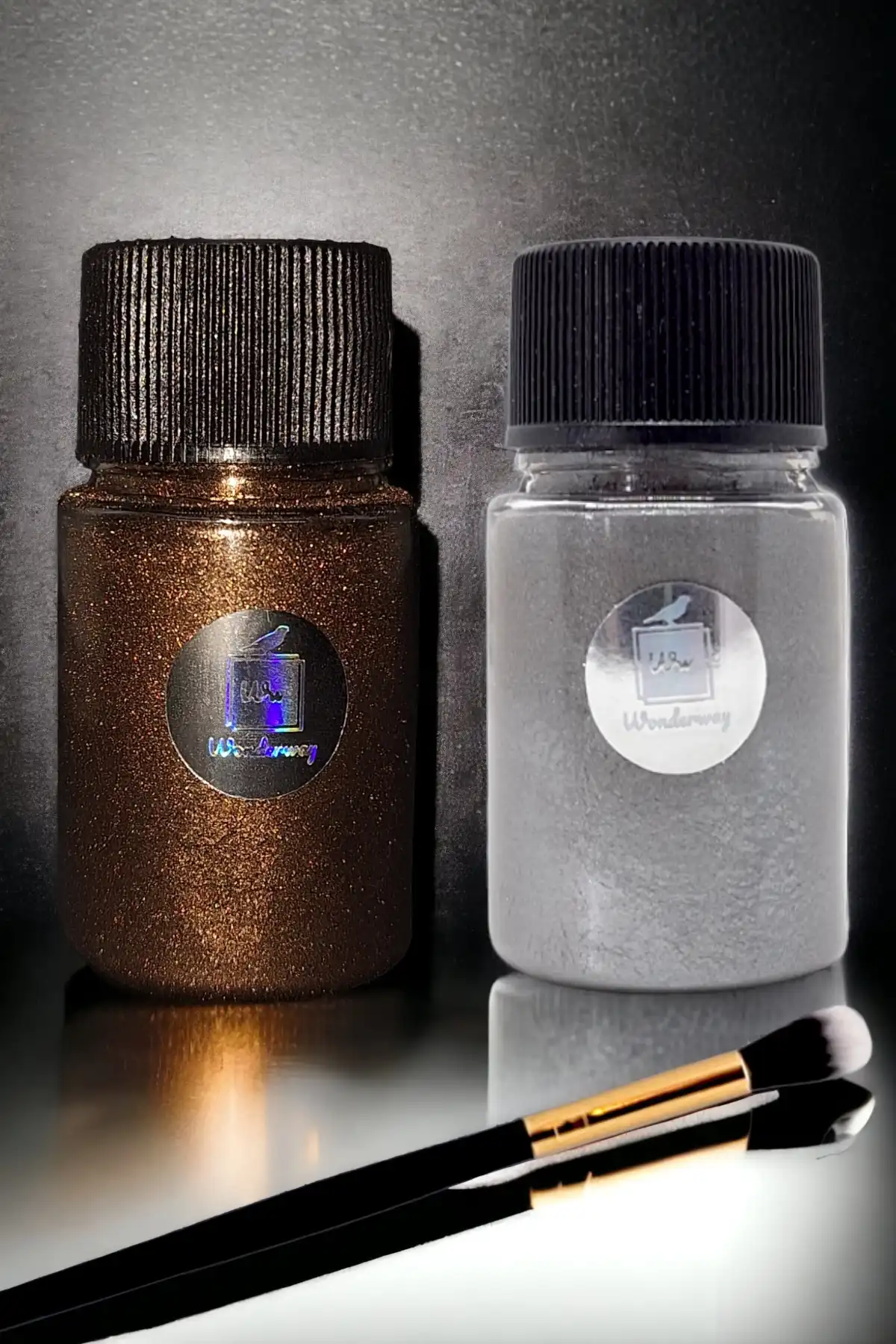 ست پیگمنت سایه چشم- قهوه ای- خاکستری نقره ای / با هدیه برس سایه چشم برند   wonderway(راه شگفت انگیز) به رنگ   قهوه ای