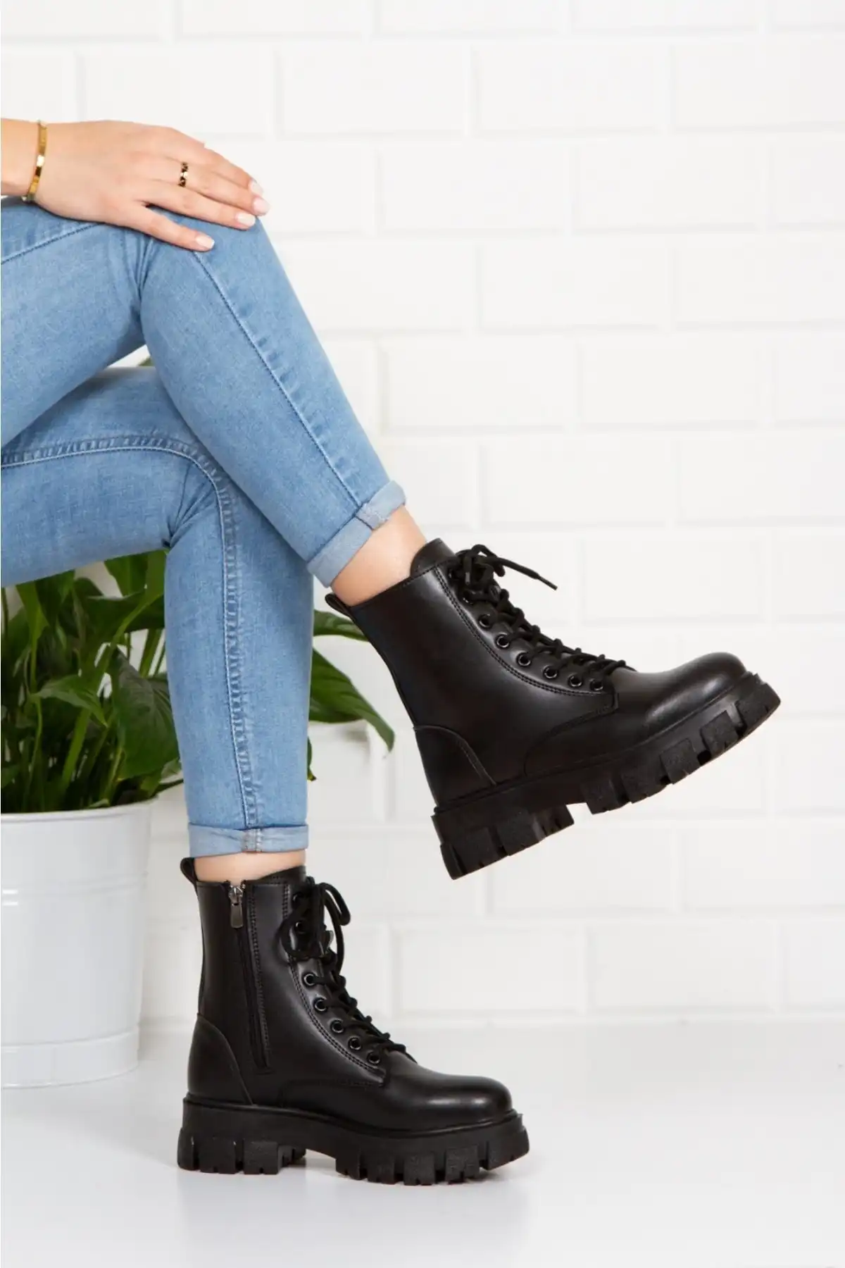 چکمه های پاشنه بلند مشکی زنانه برند   simplicity ( سادگی )  به رنگ  مشکی