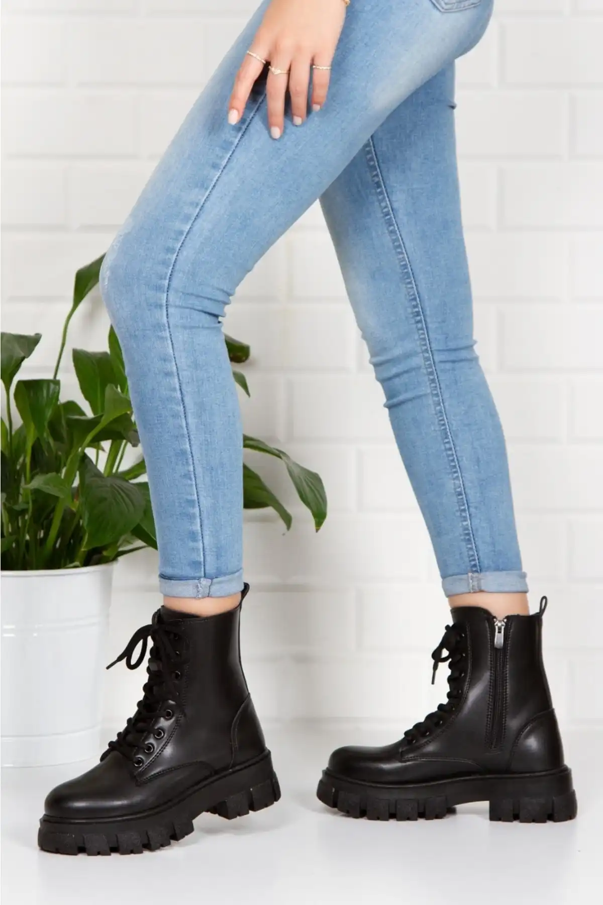 چکمه های پاشنه بلند مشکی زنانه برند   simplicity ( سادگی )  به رنگ  مشکی