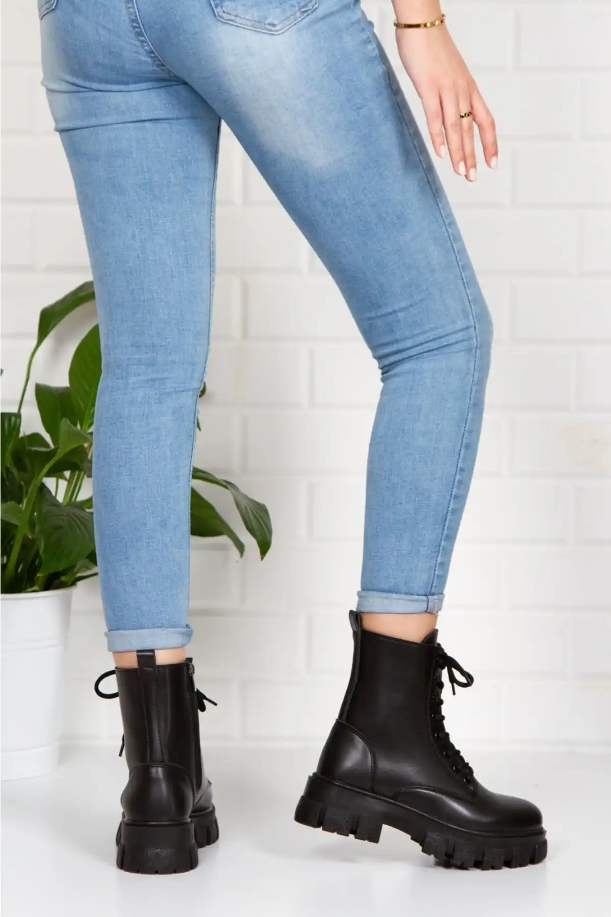 چکمه های پاشنه بلند مشکی زنانه برند   simplicity ( سادگی )  به رنگ  مشکی