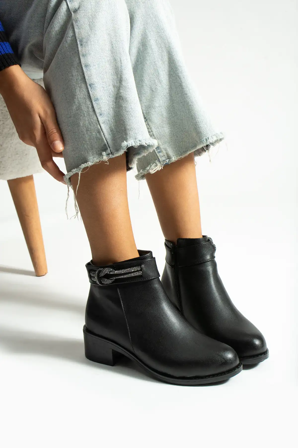 کفش زنانه زیپ دار کنار سنگ بنفش با جزئیات پوست کفش روزانه برند   NEVANIN BUTİĞİ ( بوتیک نوین )  به رنگ  مشکی