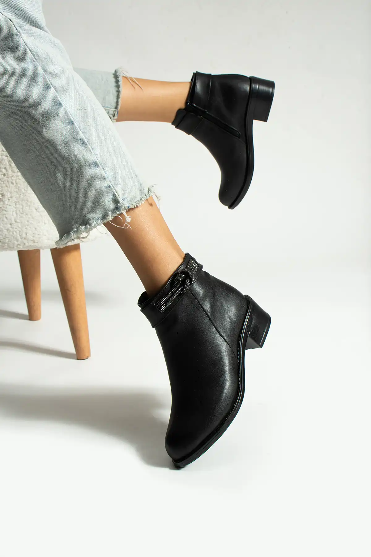 کفش زنانه زیپ دار کنار سنگ بنفش با جزئیات پوست کفش روزانه برند   NEVANIN BUTİĞİ ( بوتیک نوین )  به رنگ  مشکی