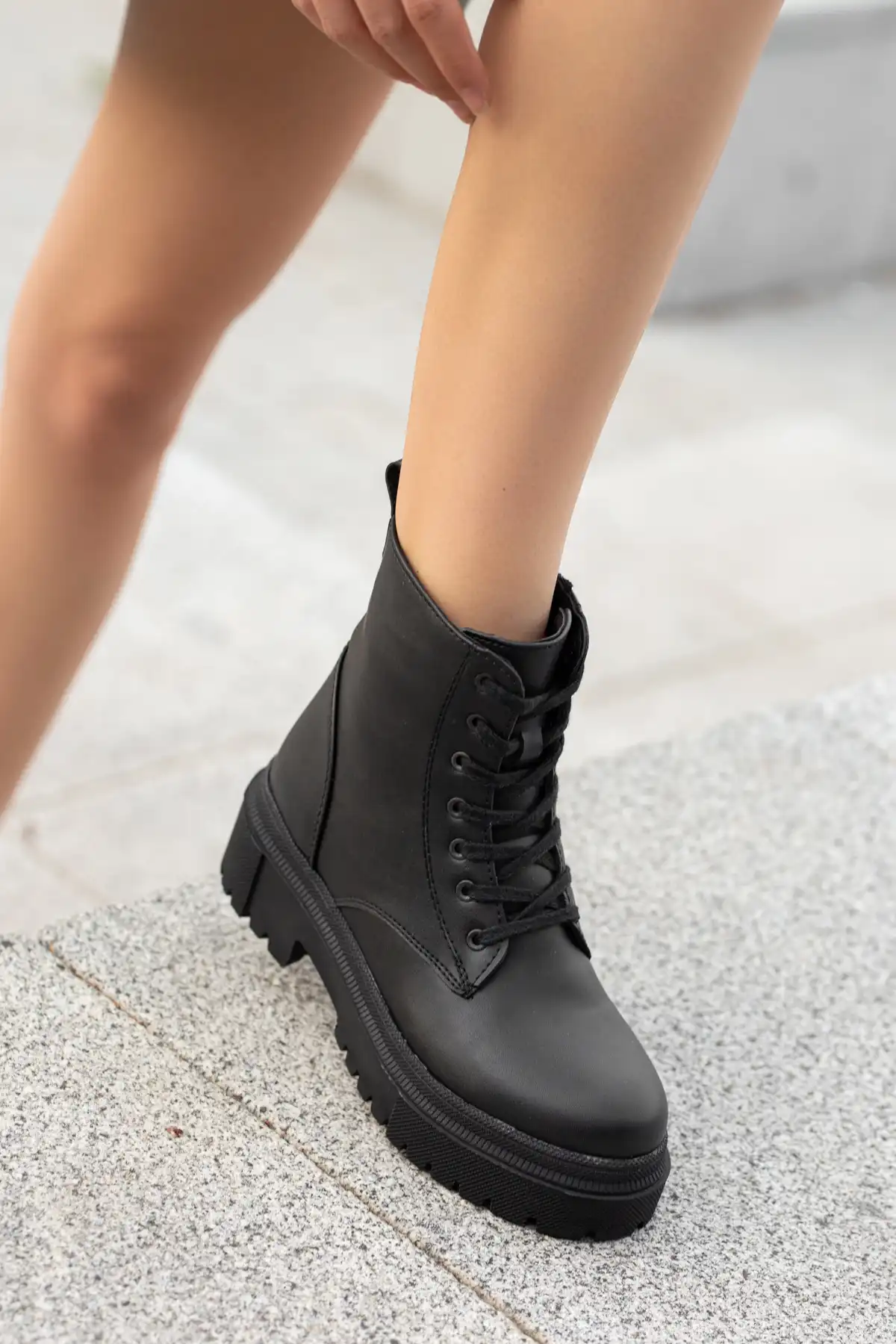 چکمه های ارتوپدی زمستانی زنانه ضد سرما D034 برند   Daxtors ( داکستورها )  به رنگ  مشکی