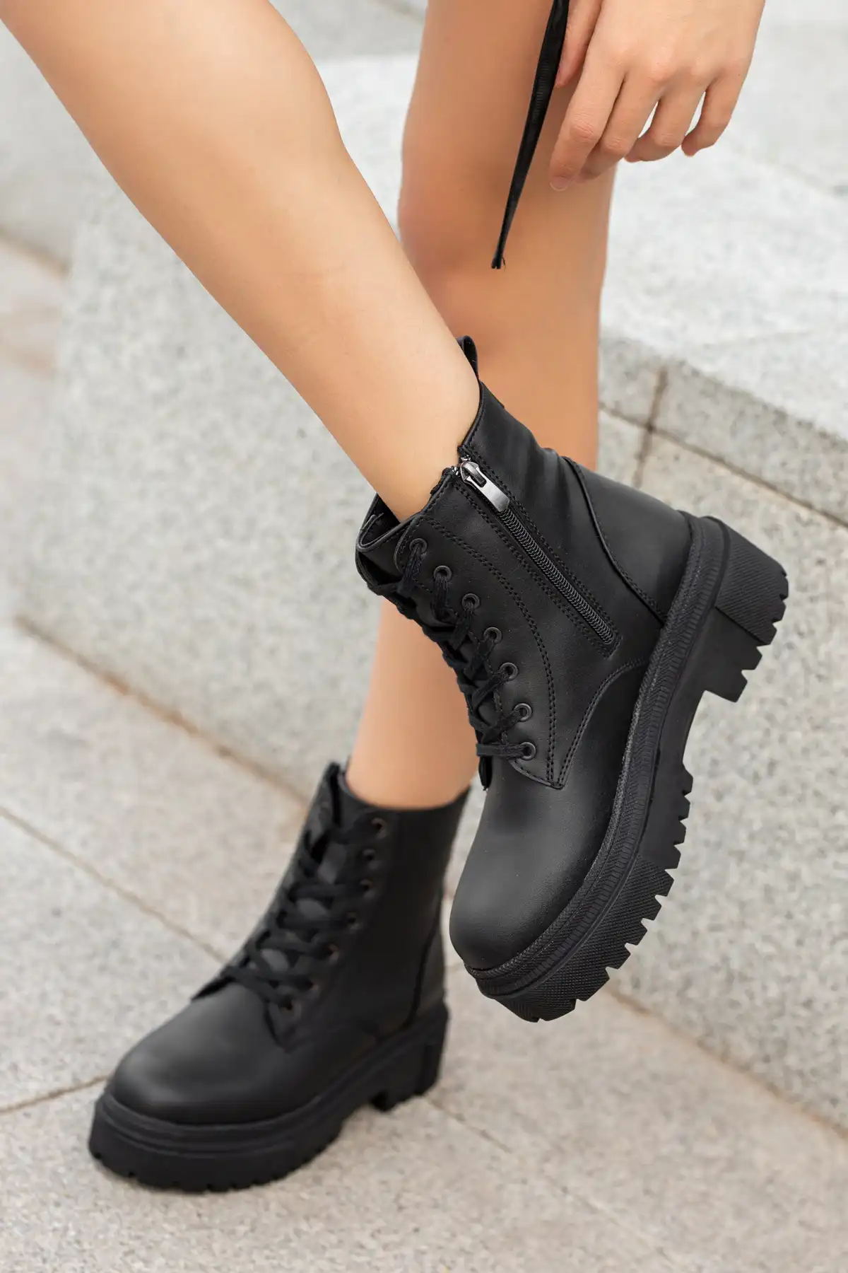 چکمه های ارتوپدی زمستانی زنانه ضد سرما D034 برند   Daxtors ( داکستورها )  به رنگ  مشکی