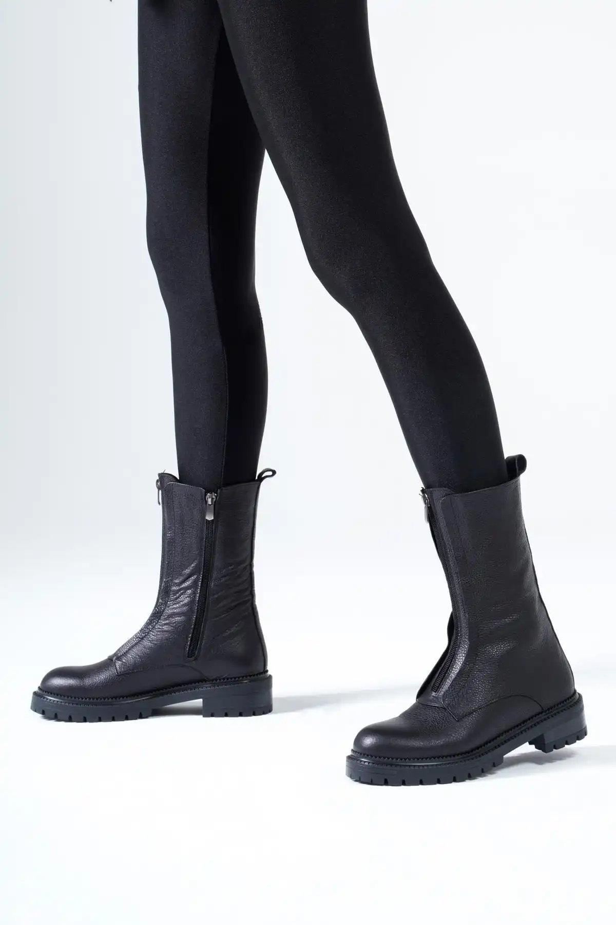 چکمه های زنانه چرم اصل با زیپ جلو و زیره دندانه دار زمستانه برند   CZ London ( CZ لندن )  به رنگ  مشکی