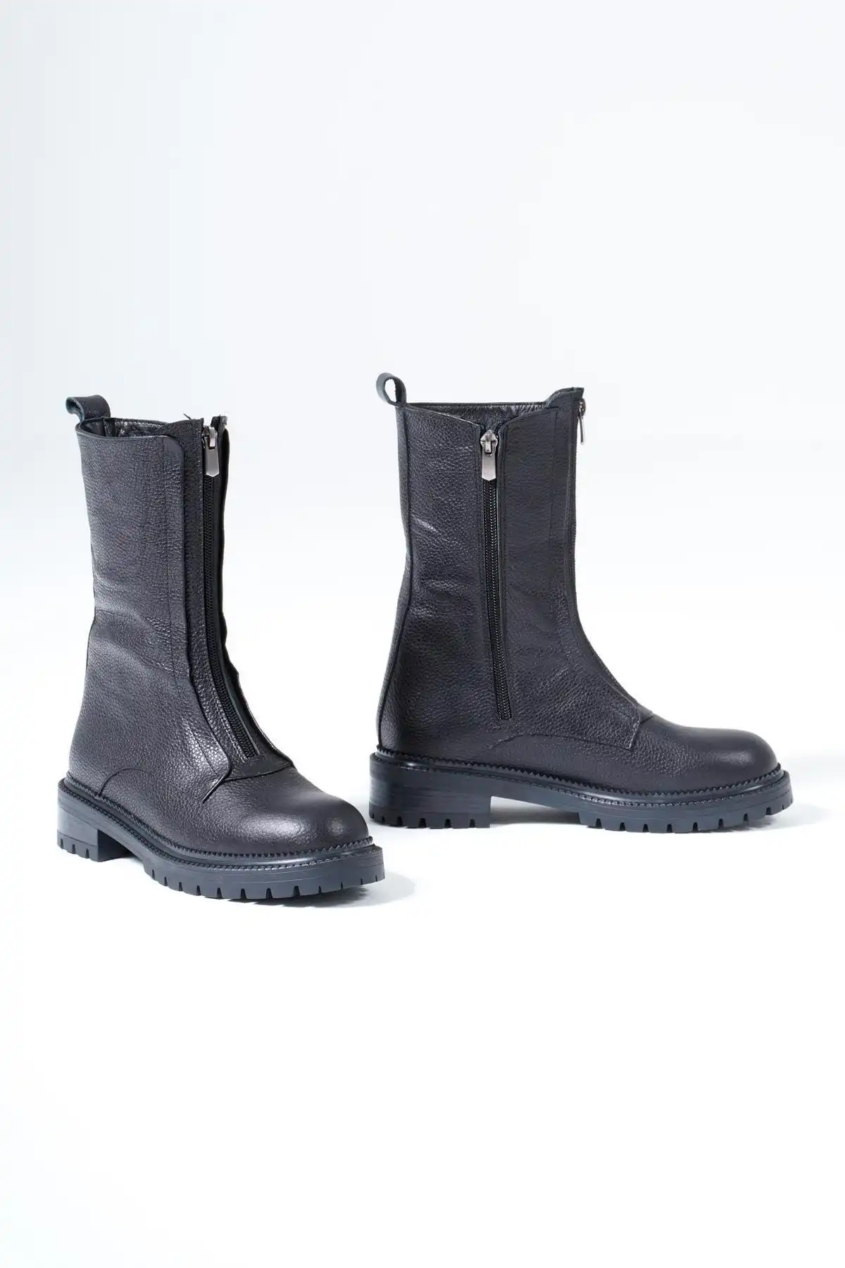 چکمه های زنانه چرم اصل با زیپ جلو و زیره دندانه دار زمستانه برند   CZ London ( CZ لندن )  به رنگ  مشکی