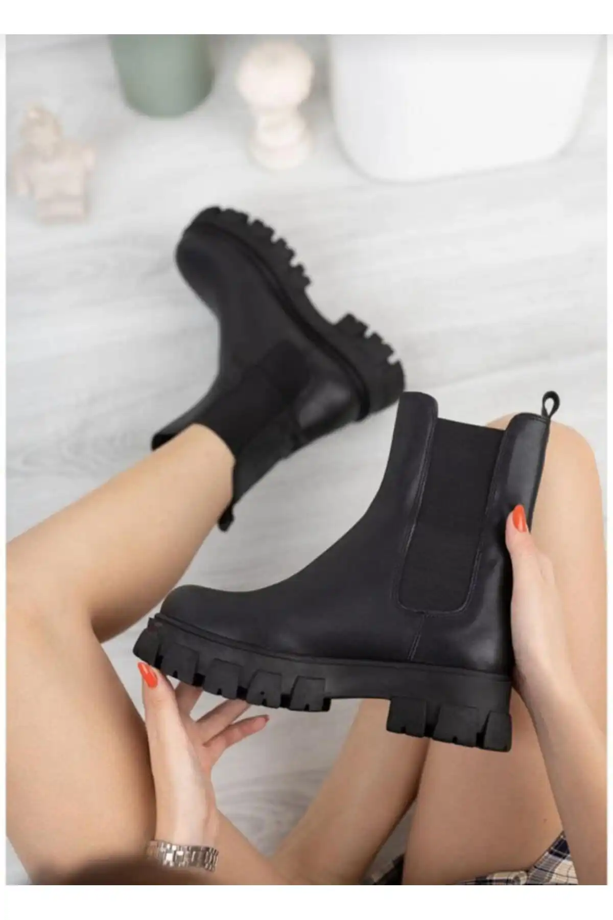 الاستیک سمت مشکی، بدون زیپ، بدون آستین، زیره نشسته، چکمه های ضد آب برند   Karanshoes ( کاران نعل )  به رنگ  مشکی