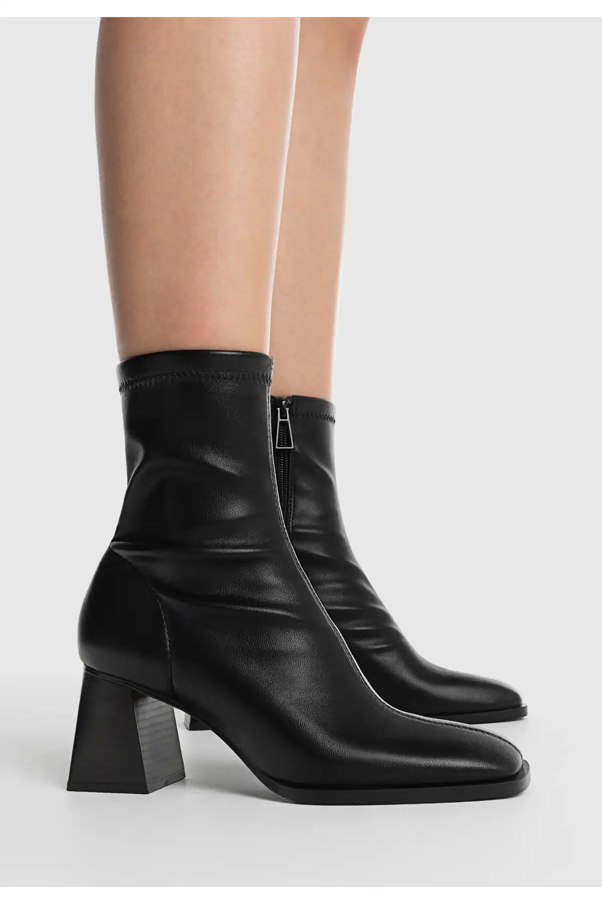 چکمه های پاشنه بلند مچ پا کش دار برند   Stradivarius ( استرادیواریوس )  به رنگ  مشکی