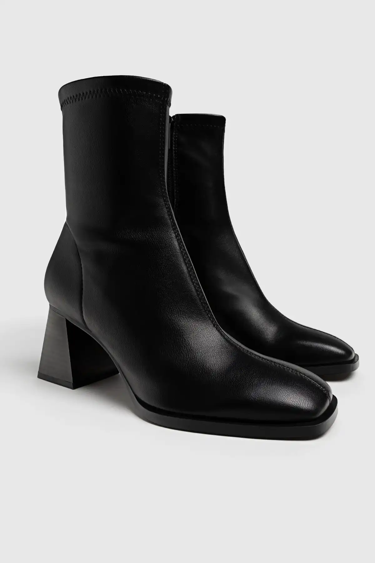 چکمه های پاشنه بلند مچ پا کش دار برند   Stradivarius ( استرادیواریوس )  به رنگ  مشکی