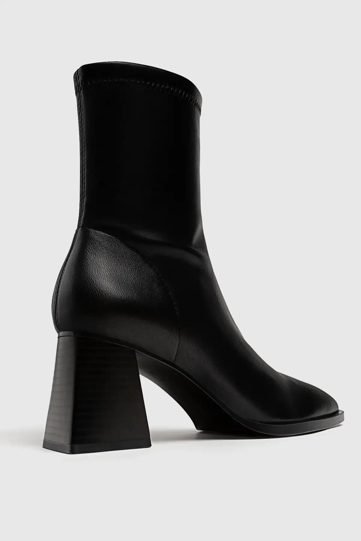 چکمه های پاشنه بلند مچ پا کش دار برند   Stradivarius ( استرادیواریوس )  به رنگ  مشکی