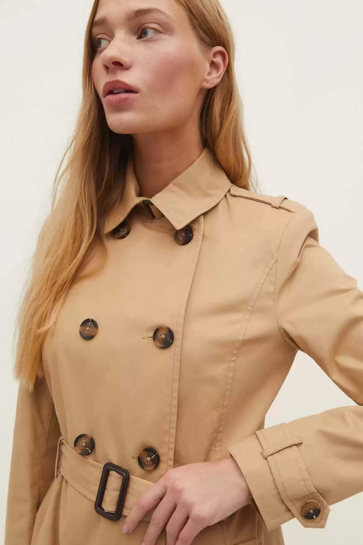 ترنچ کت کوتاه برند   Stradivarius به رنگ  رنگ بژ مدل  ترنچ کت