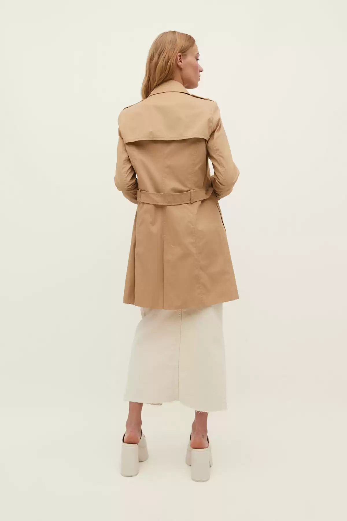 ترنچ کت کوتاه برند   Stradivarius به رنگ  رنگ بژ مدل  ترنچ کت