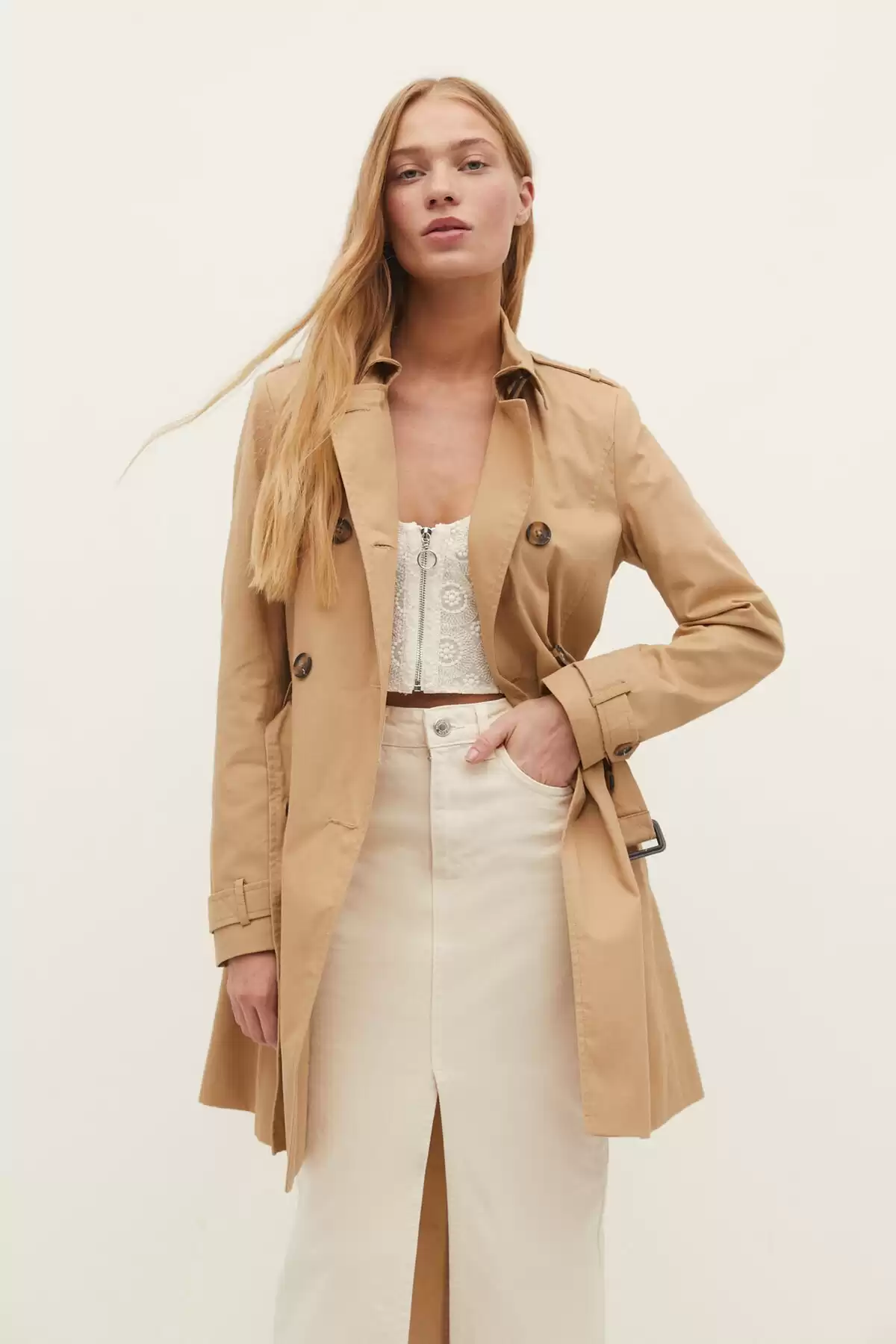 ترنچ کت کوتاه برند   Stradivarius به رنگ  رنگ بژ مدل  ترنچ کت