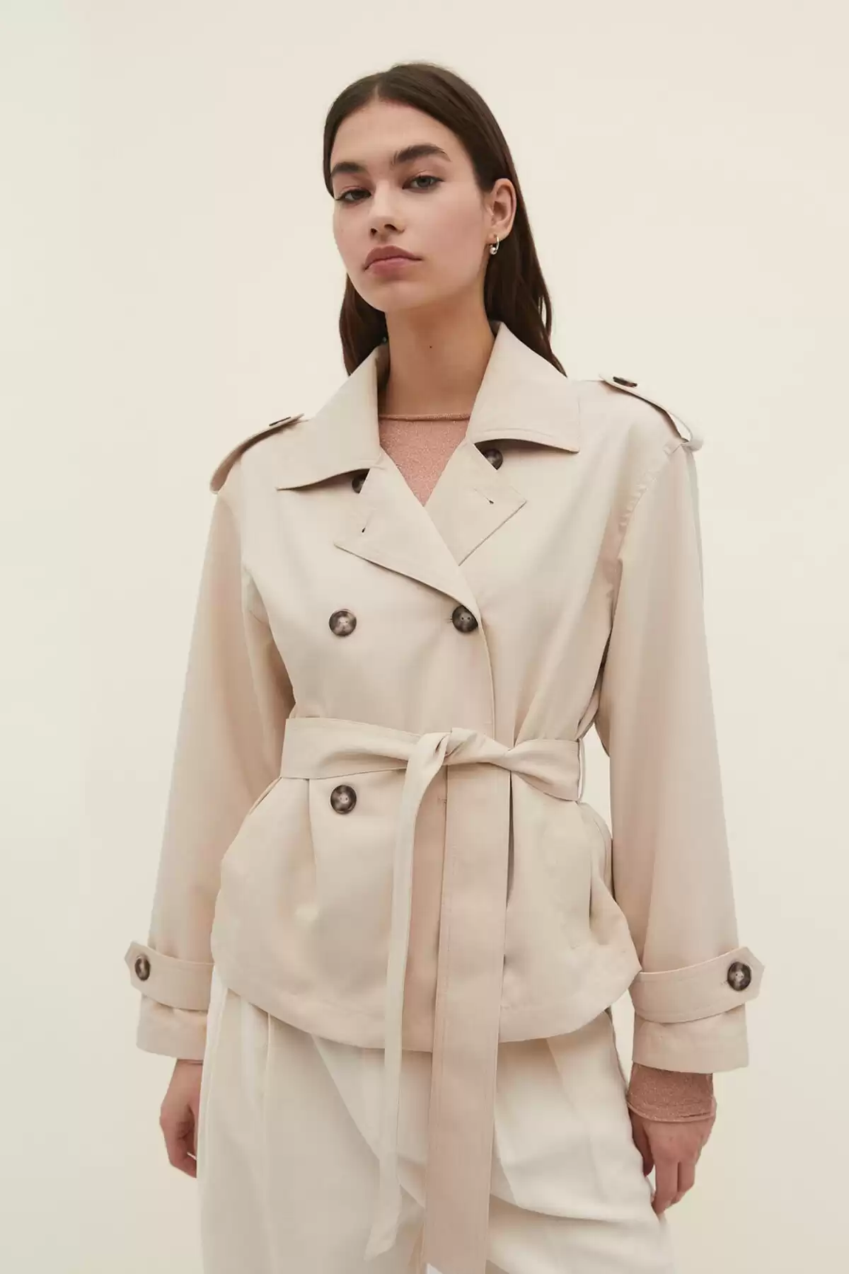مانتو کوتاه کمربند دار برند Stradivarius به رنگ رنگ بژ مدل ترنچ کت مانتو کوتاه کمربند دار برند Stradivarius به رنگ رنگ بژ مدل ترنچ کت