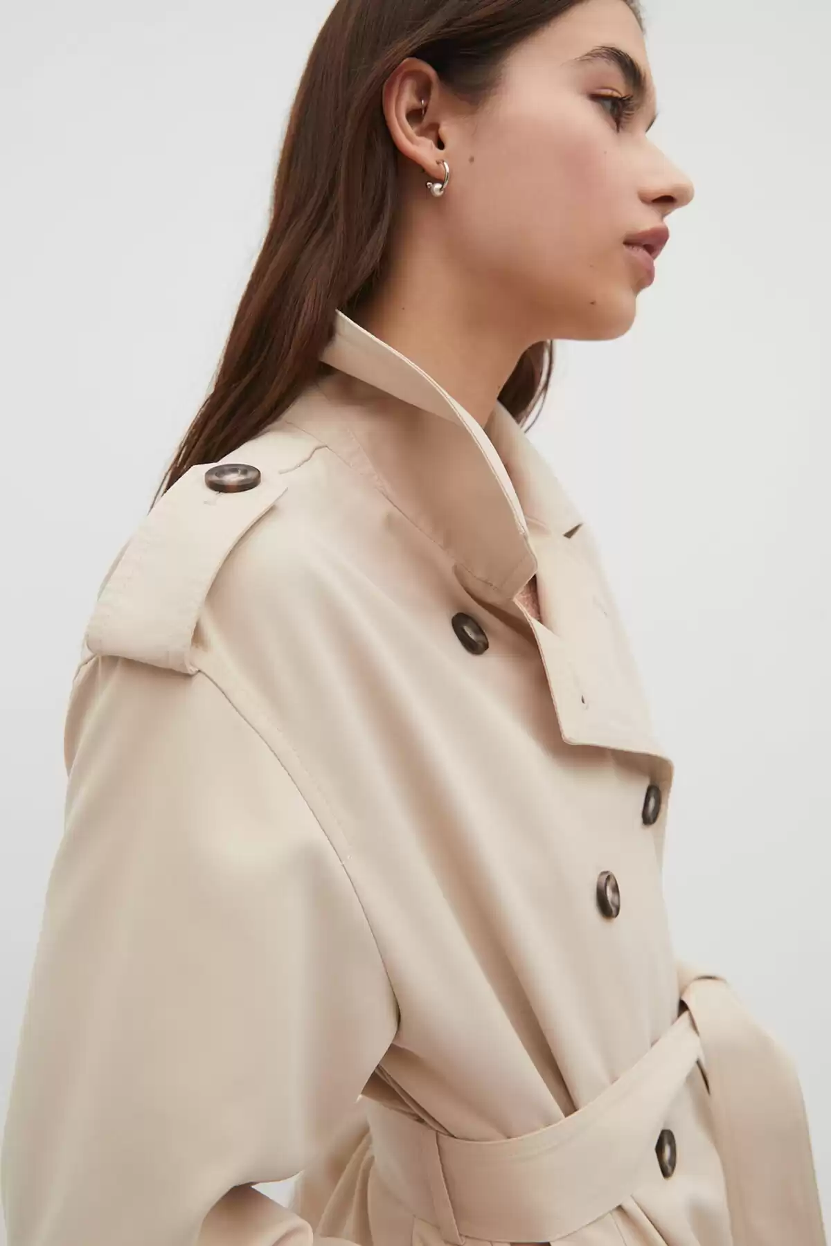 مانتو کوتاه کمربند دار برند   Stradivarius به رنگ  رنگ بژ مدل  ترنچ کت