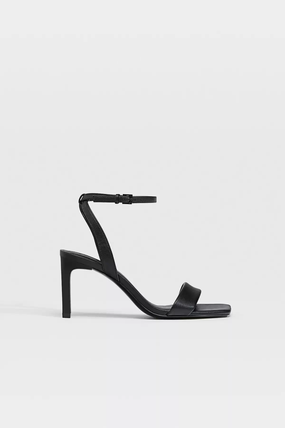 صندل پاشنه دار گوه ای برند   Stradivarius به رنگ  مشکی در دسته مجلسی