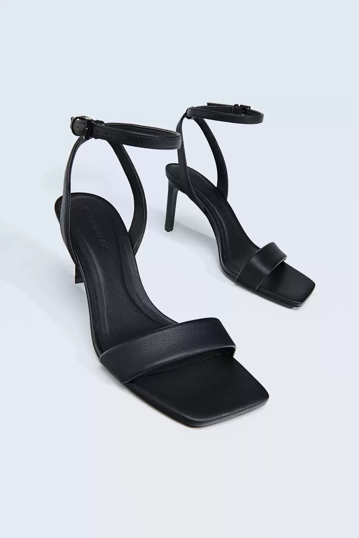 صندل پاشنه دار گوه ای برند   Stradivarius به رنگ  مشکی در دسته مجلسی
