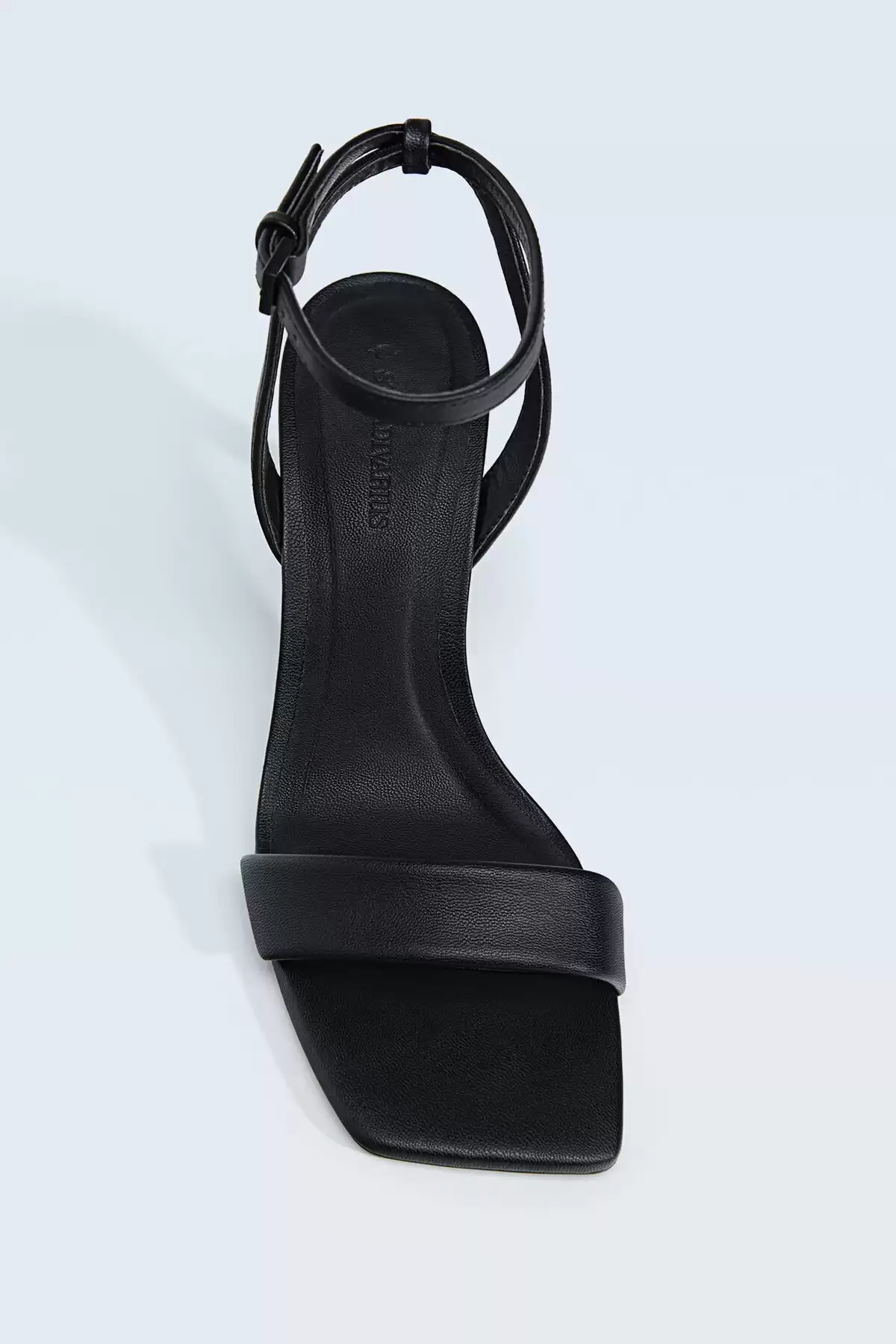صندل پاشنه دار گوه ای برند   Stradivarius به رنگ  مشکی در دسته مجلسی