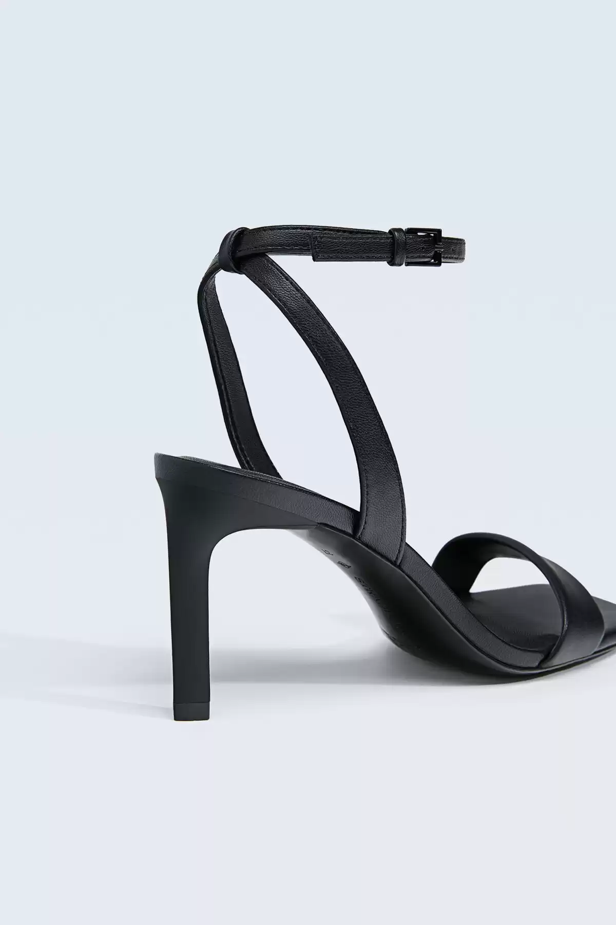 صندل پاشنه دار گوه ای برند   Stradivarius به رنگ  مشکی در دسته مجلسی