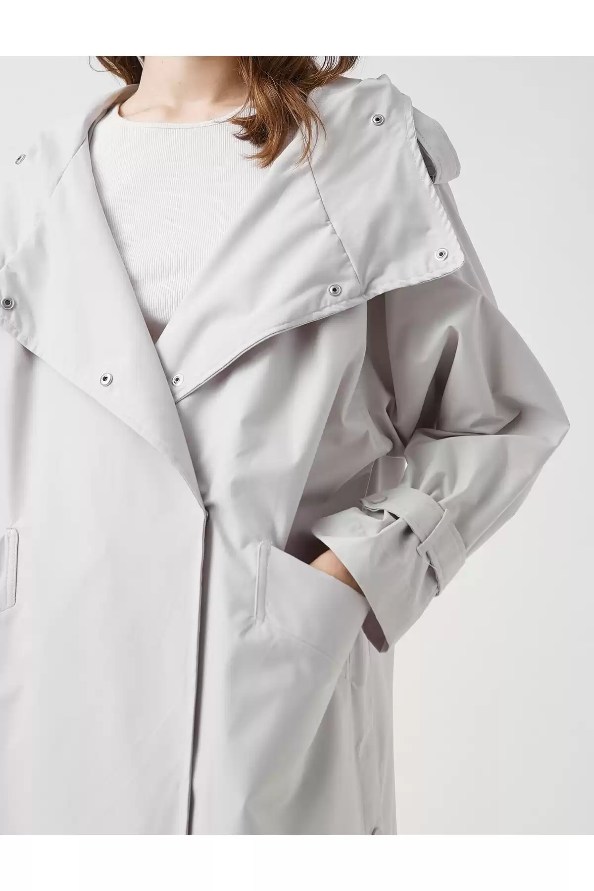 کت ترنچ کلاهدار نخی با قیمت جیبی، نظرات - TRENDYOL برند   TRENDYOL MODEST به رنگ  خاکستری مدل  ترنچ کت