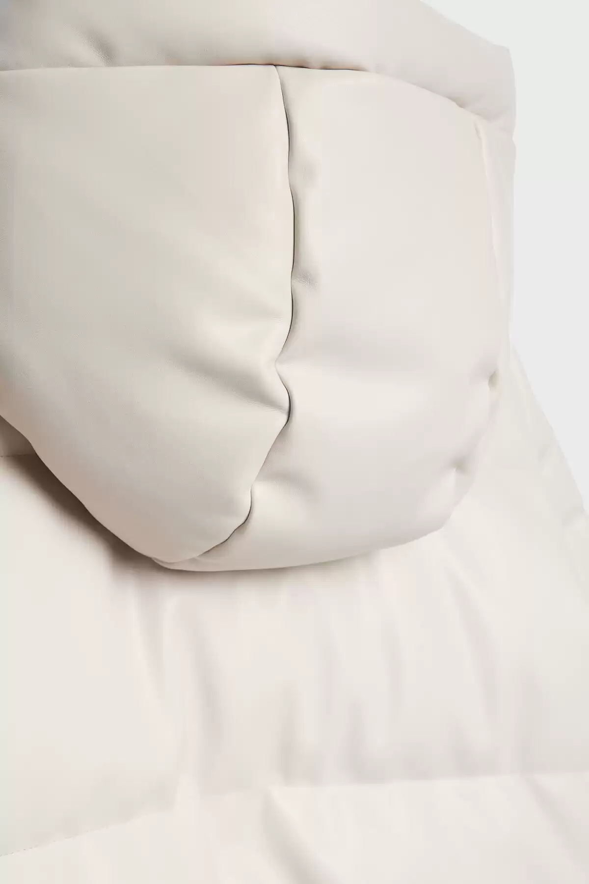 کت بادی چرم مصنوعی کلاهدار برند   Stradivarius به رنگ  اکرو مدل  بادی و ضد آب