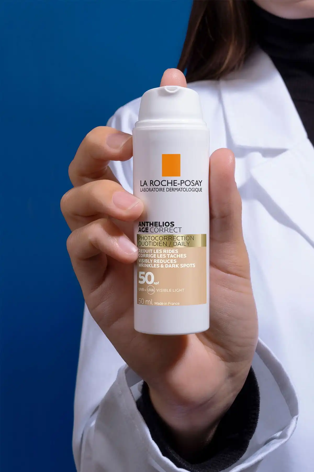 کرم ضد آفتاب صورت Anthelios Age Correct Spf50 با کانسیلر رنگی 50 میلی لیتری برند   La Roche Posay(لاروش پوسای) به رنگ   در دسته ضد آفتاب