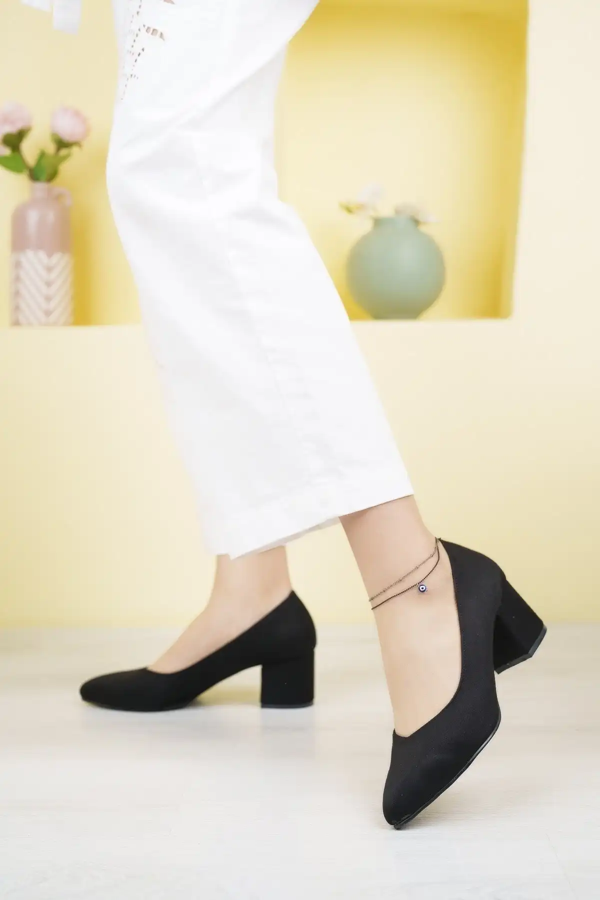 کفش پاشنه کوتاه زنانه شیک جیر مشکی گاه به گاه قد پاشنه 5 سانتی متر برند   Aymood(ایمود) به رنگ  مشکی در دسته کفش مجلسی