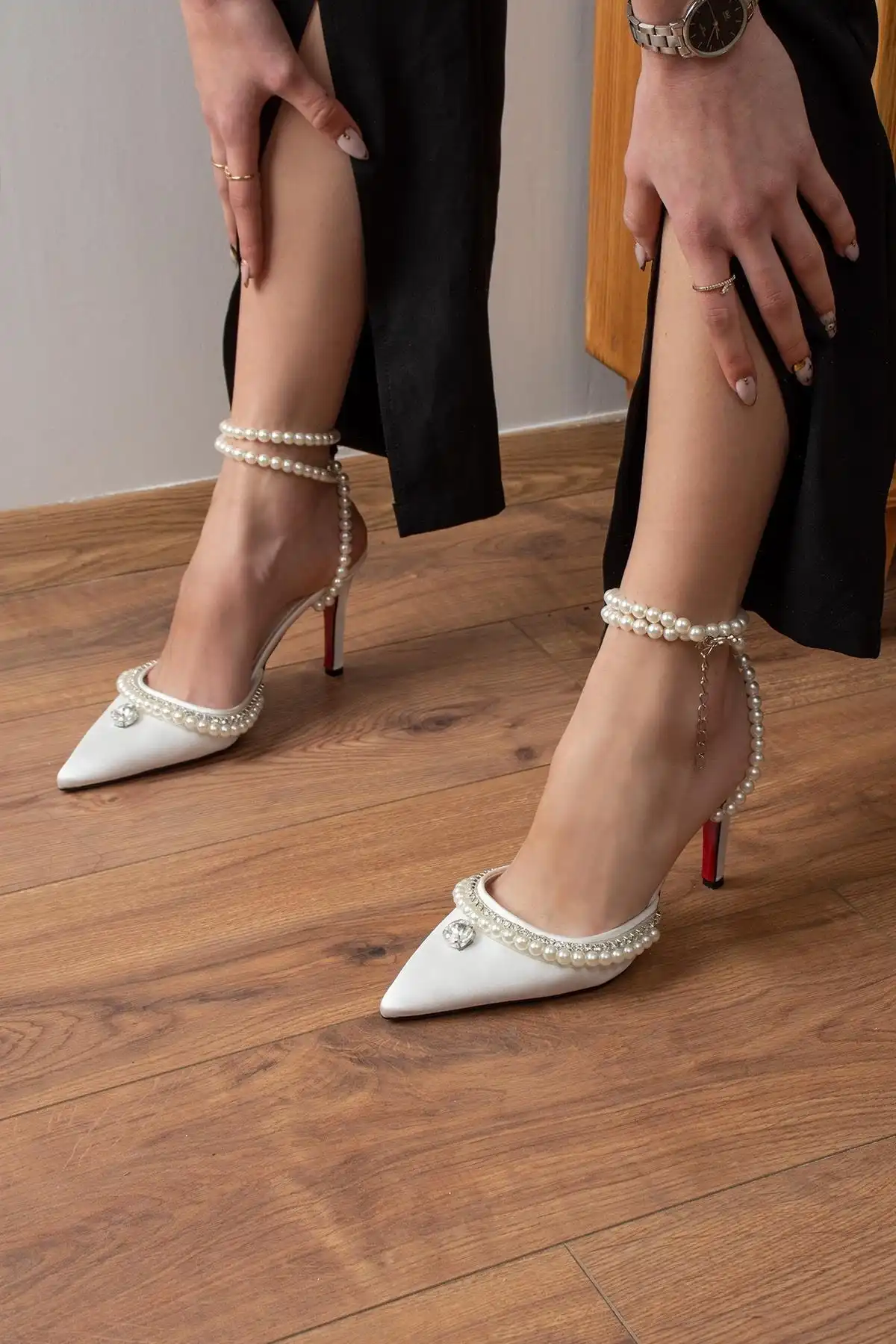 کفش پاشنه سفید ساتن چری مروارید برند   به رنگ  سفید در دسته کفش مجلسی