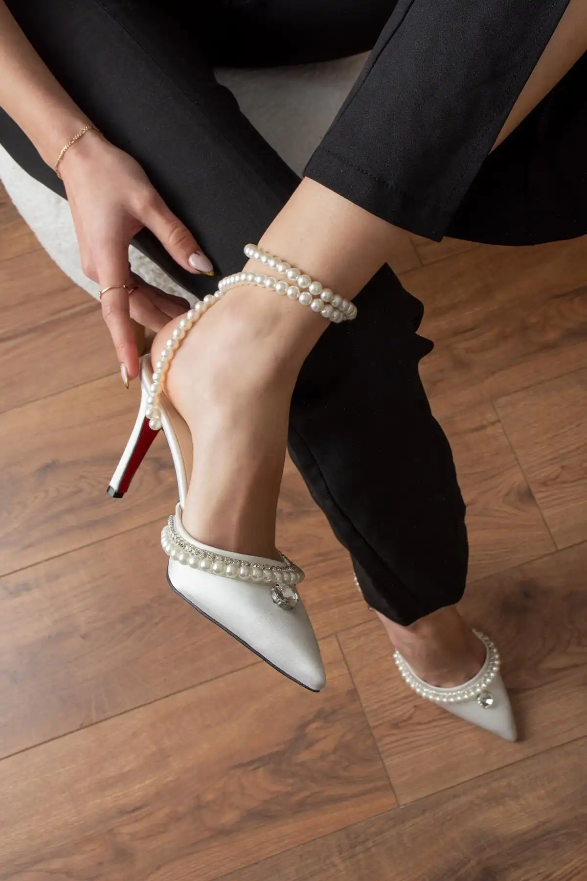 کفش پاشنه سفید ساتن چری مروارید برند   به رنگ  سفید در دسته کفش مجلسی