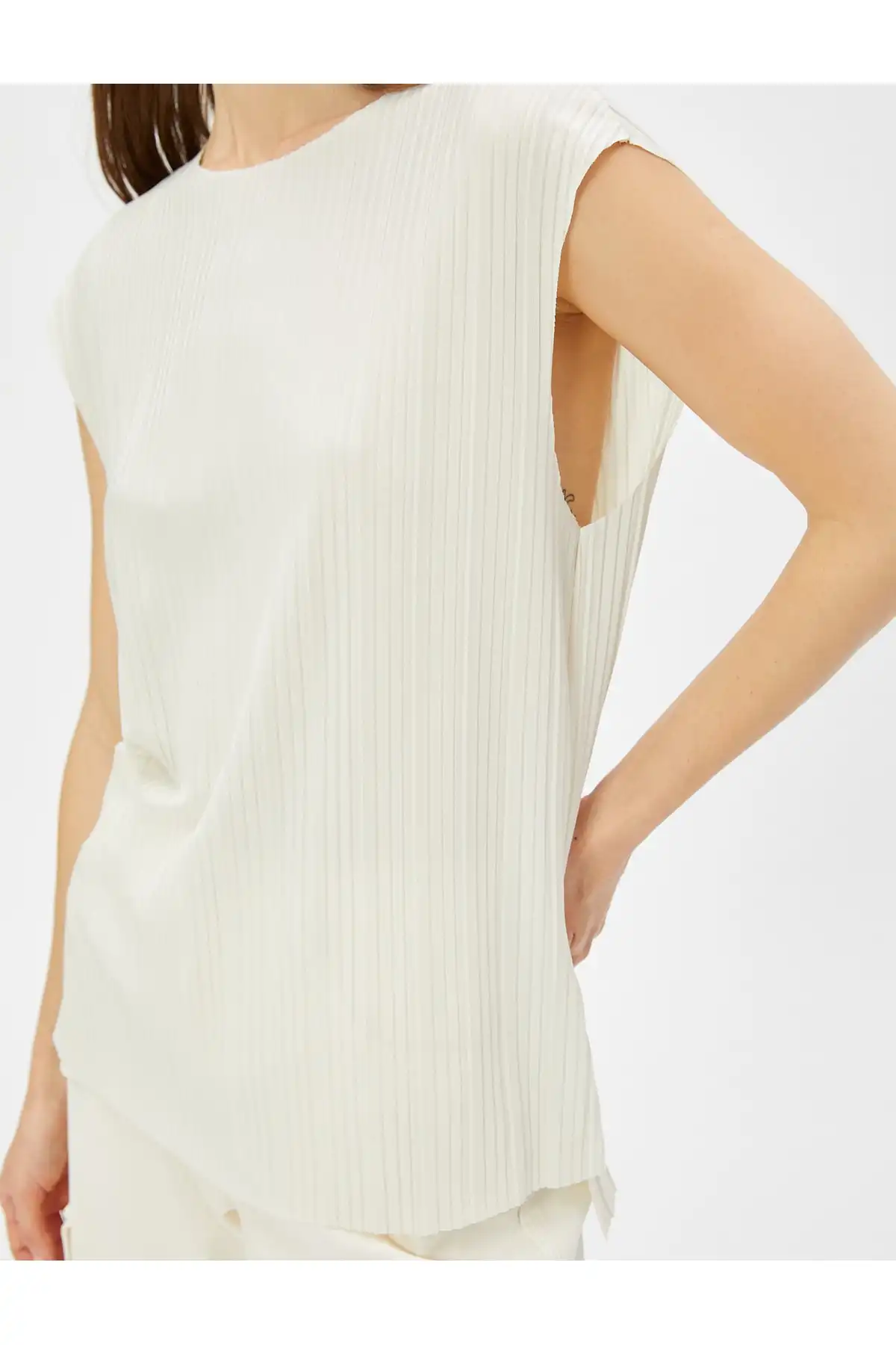 تی شرت راه راه چاک بدون آستین با جزئیات برند   Koton (کوتون) به رنگ  اکرو در دسته پیراهن زنانه