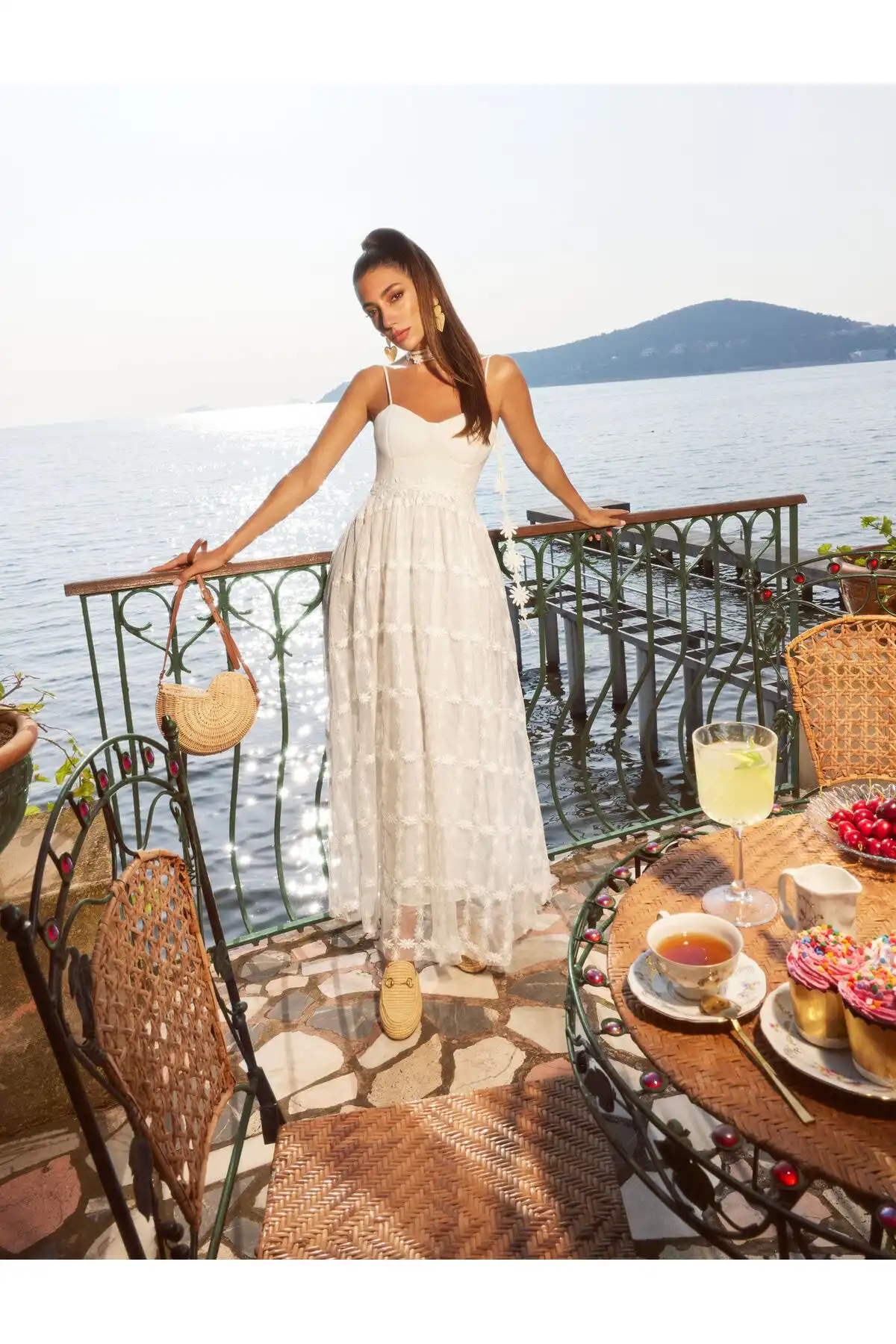 راشل آراز ایکس کوتون - لباس با بند توری دیزی با جزئیات برند   Koton (کوتون) به رنگ  سفید در دسته  لباس مجلسی و شومیز