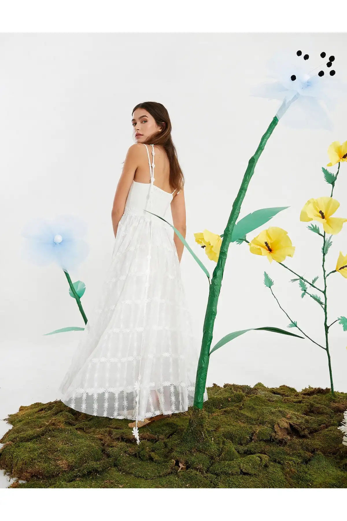 راشل آراز ایکس کوتون - لباس با بند توری دیزی با جزئیات برند   Koton (کوتون) به رنگ  سفید در دسته  لباس مجلسی و شومیز