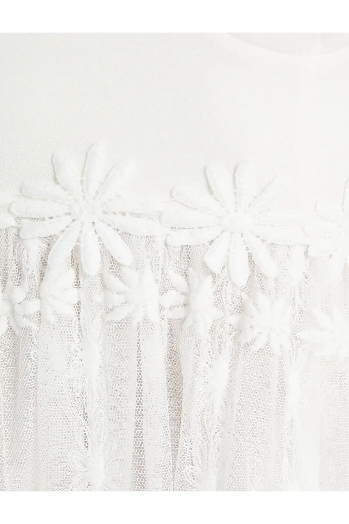 راشل آراز ایکس کوتون - لباس با بند توری دیزی با جزئیات برند   Koton (کوتون) به رنگ  سفید در دسته  لباس مجلسی و شومیز