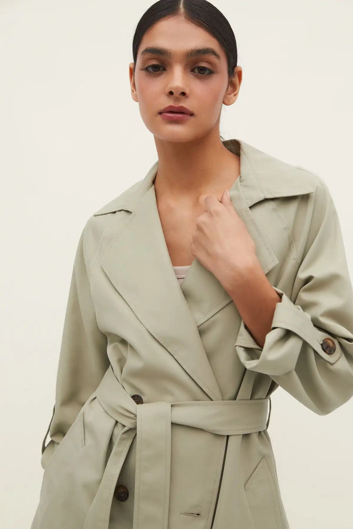 کت ترنچ بلند روان برند   Stradivarius به رنگ  خاکی مدل  ترنچ کت
