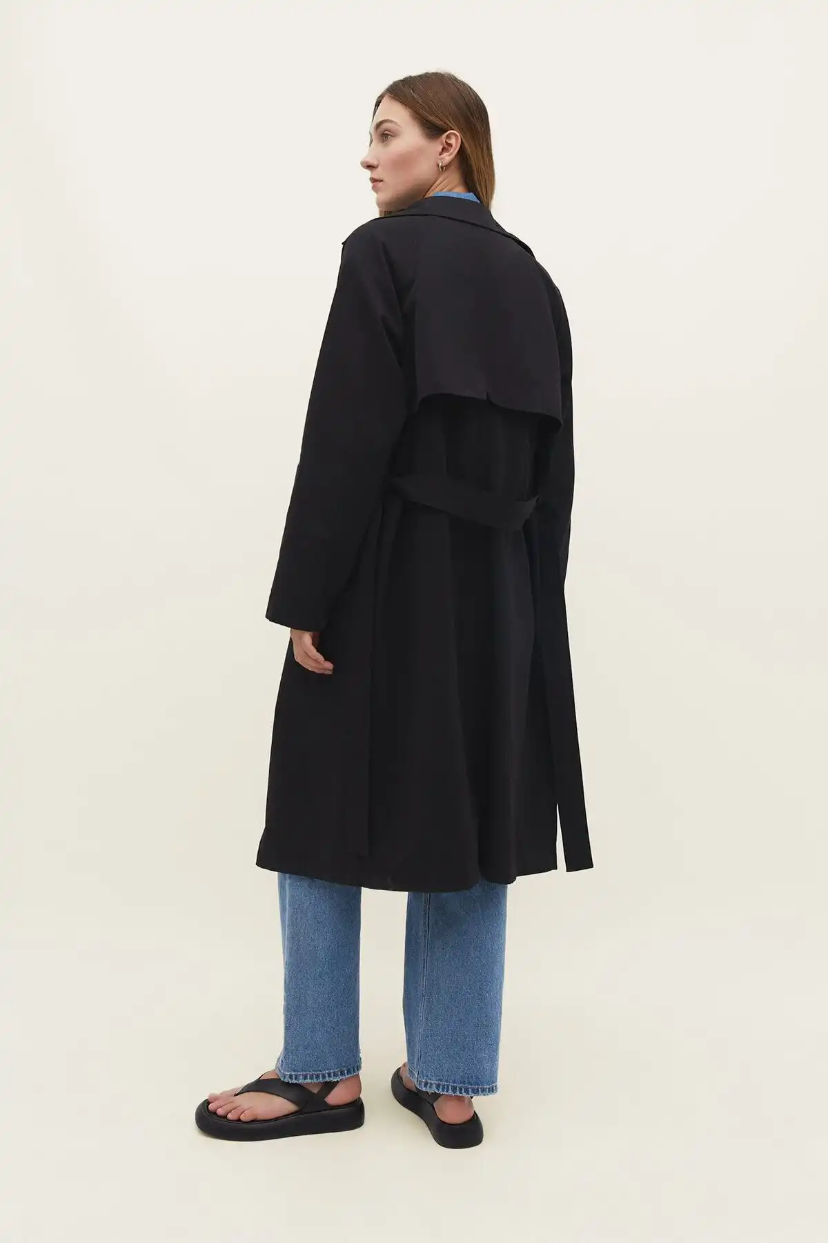 کت ترنچ بلند روان برند   Stradivarius به رنگ  مشکی مدل  ترنچ کت