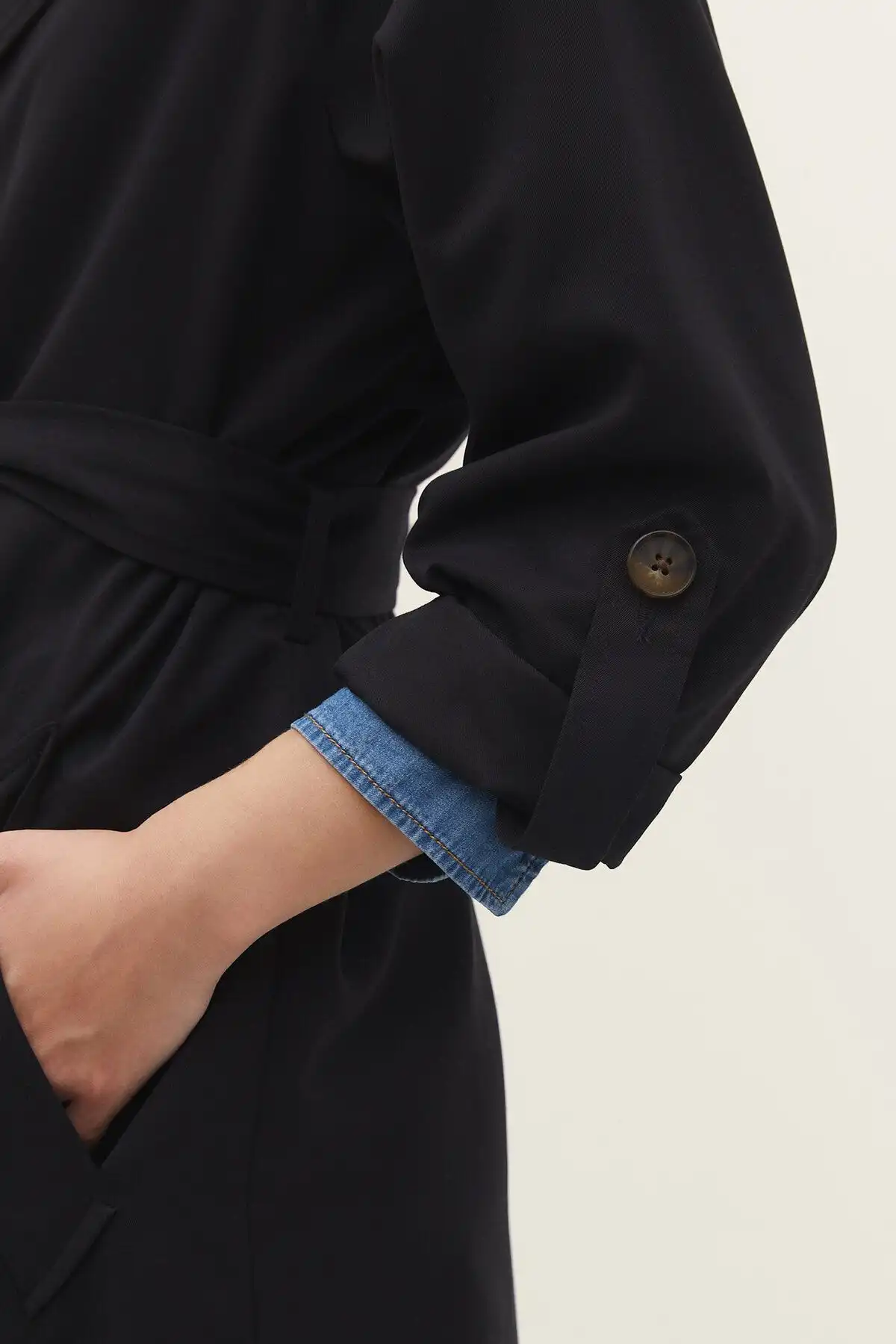کت ترنچ بلند روان برند   Stradivarius به رنگ  مشکی مدل  ترنچ کت