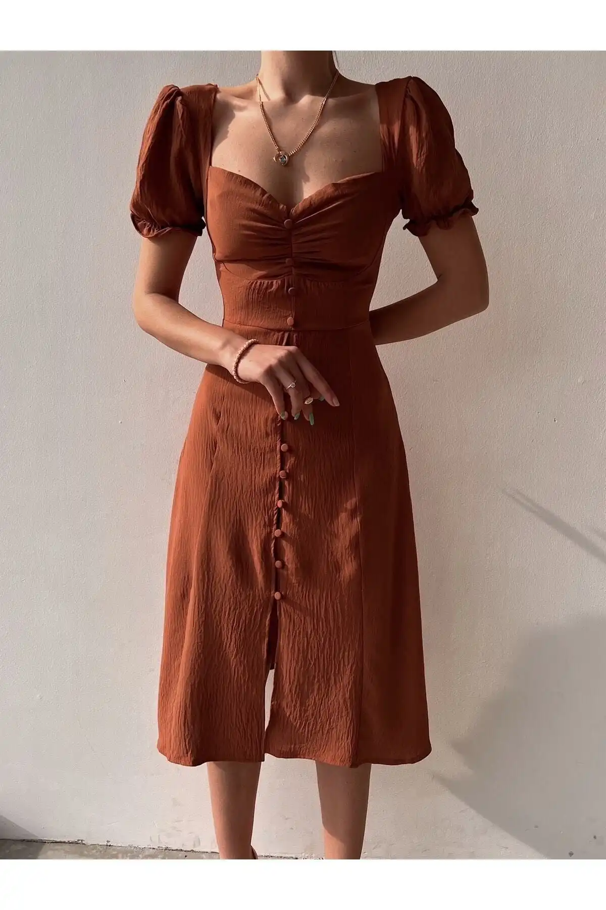 لباس زنانه قهوه ای دکمه دار جلو میدی برند   munora butik(بوتیک مونورا) به رنگ   قهوه ای در دسته لباس مجلسی و شومیز