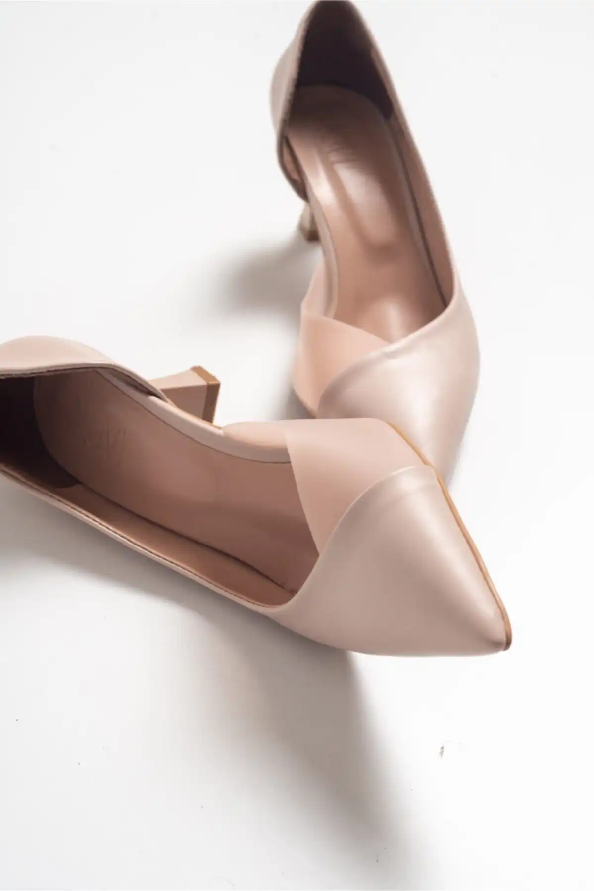 کفش زنانه پاشنه دار پوستی 353 برند   luvishoes(لوویش) به رنگ   بژ در دسته مجلسی