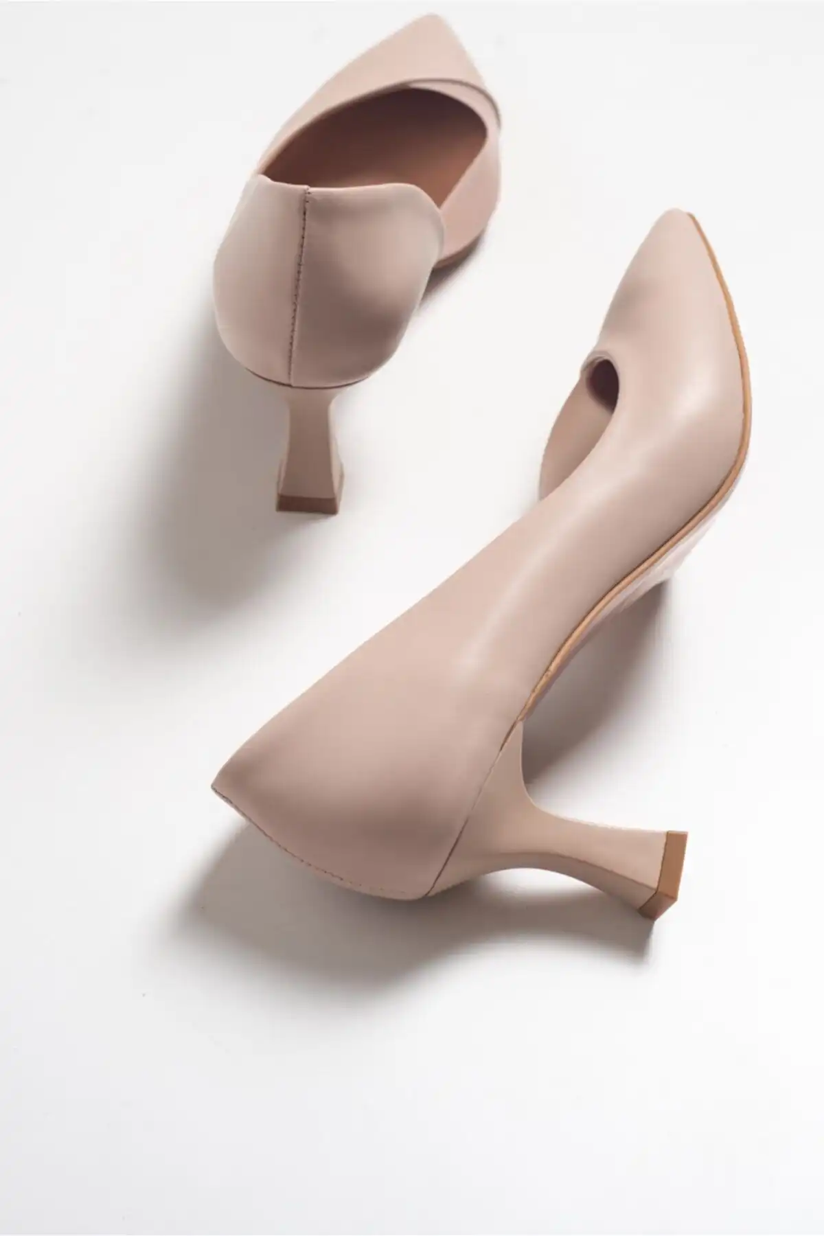 کفش زنانه پاشنه دار پوستی 353 برند   luvishoes(لوویش) به رنگ   بژ در دسته مجلسی