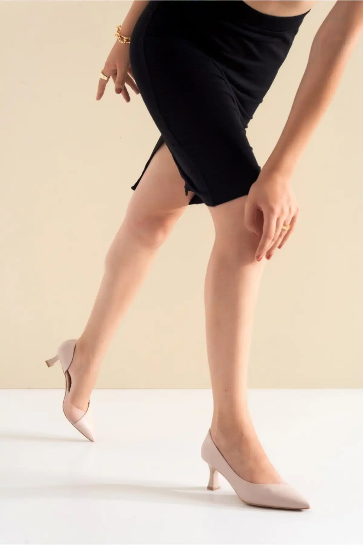کفش زنانه پاشنه دار پوستی 353 برند   luvishoes(لوویش) به رنگ   بژ در دسته مجلسی