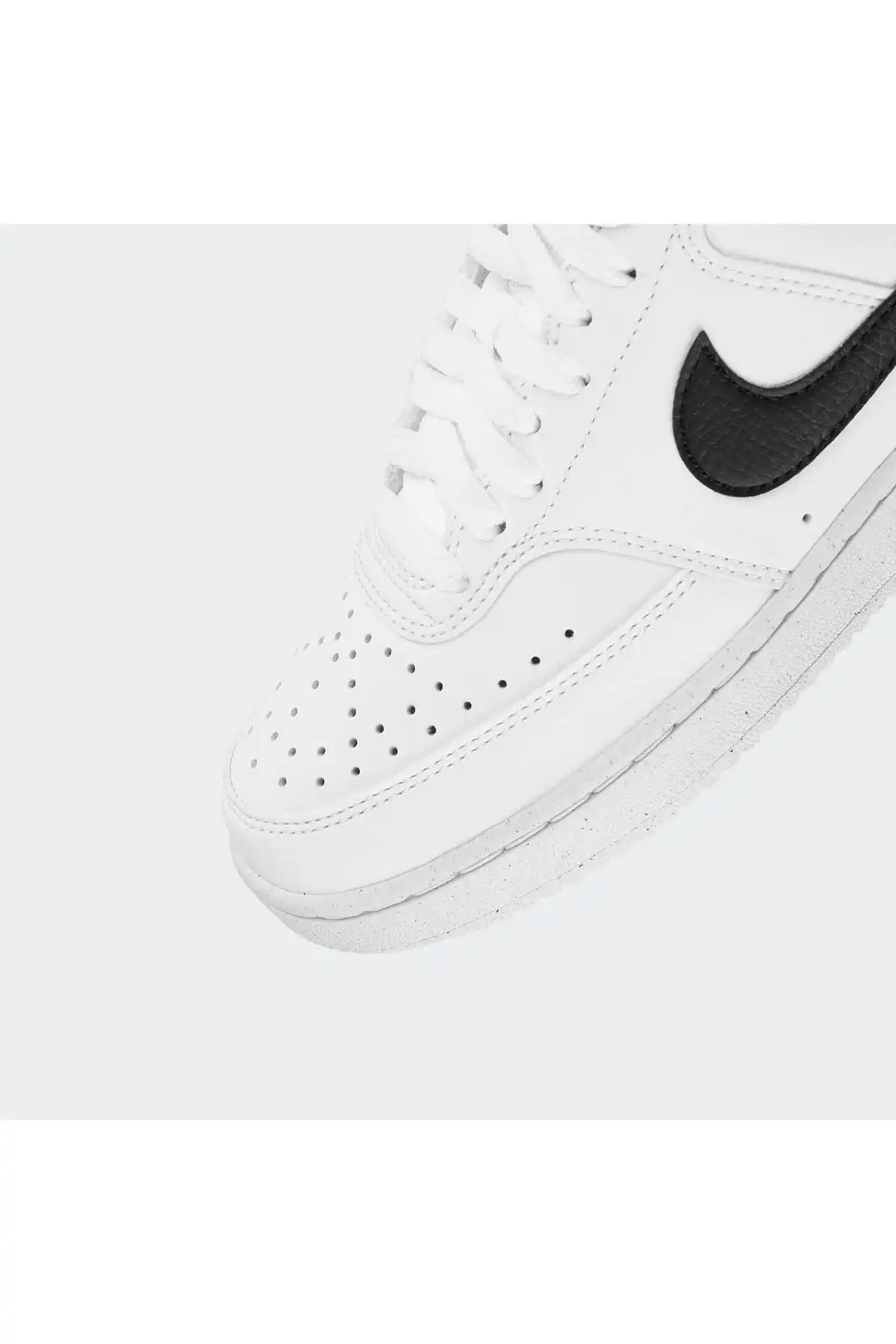 کفش اسپورت مردانه مدل جدید پاییز  2025  برند  Nike به رنگ  سفید