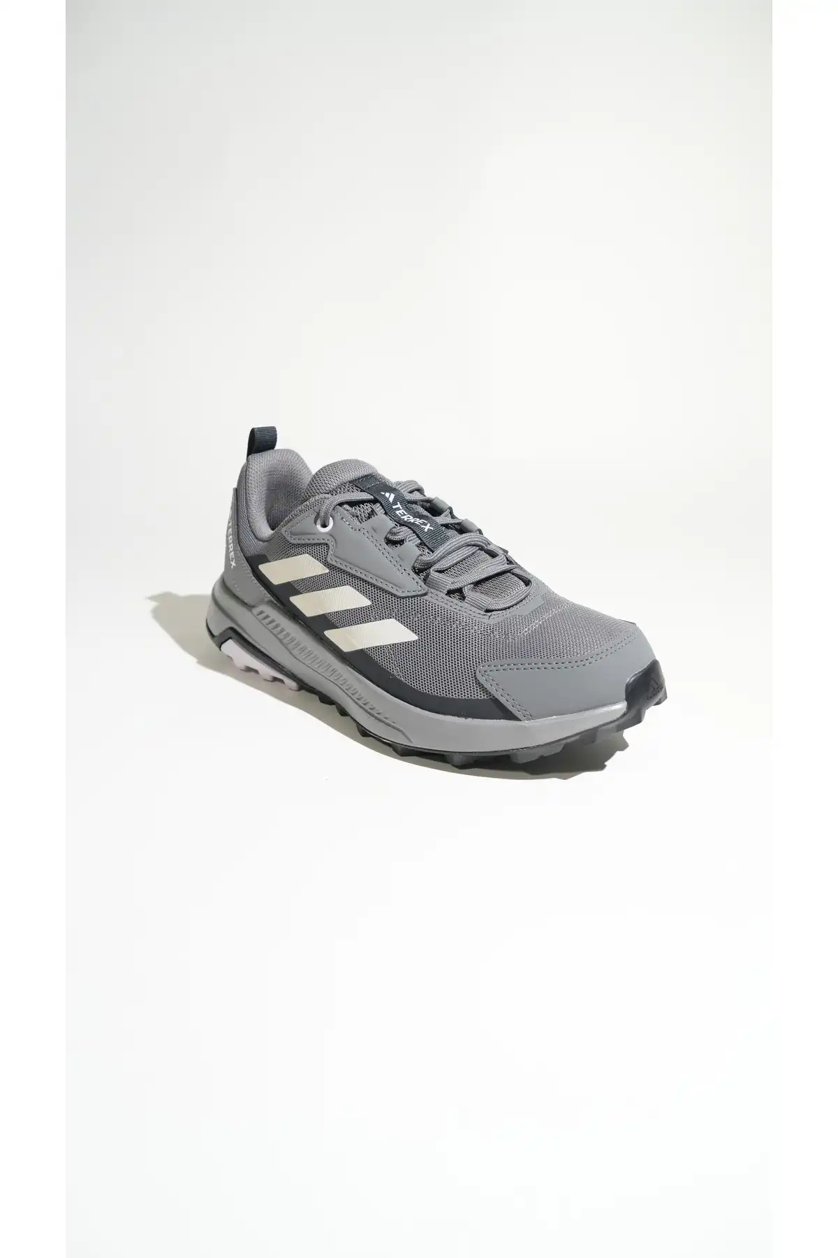 کفش اسپورت مردانه مدل جدید پاییز  2025  برند  adidas به رنگ  خاکستری