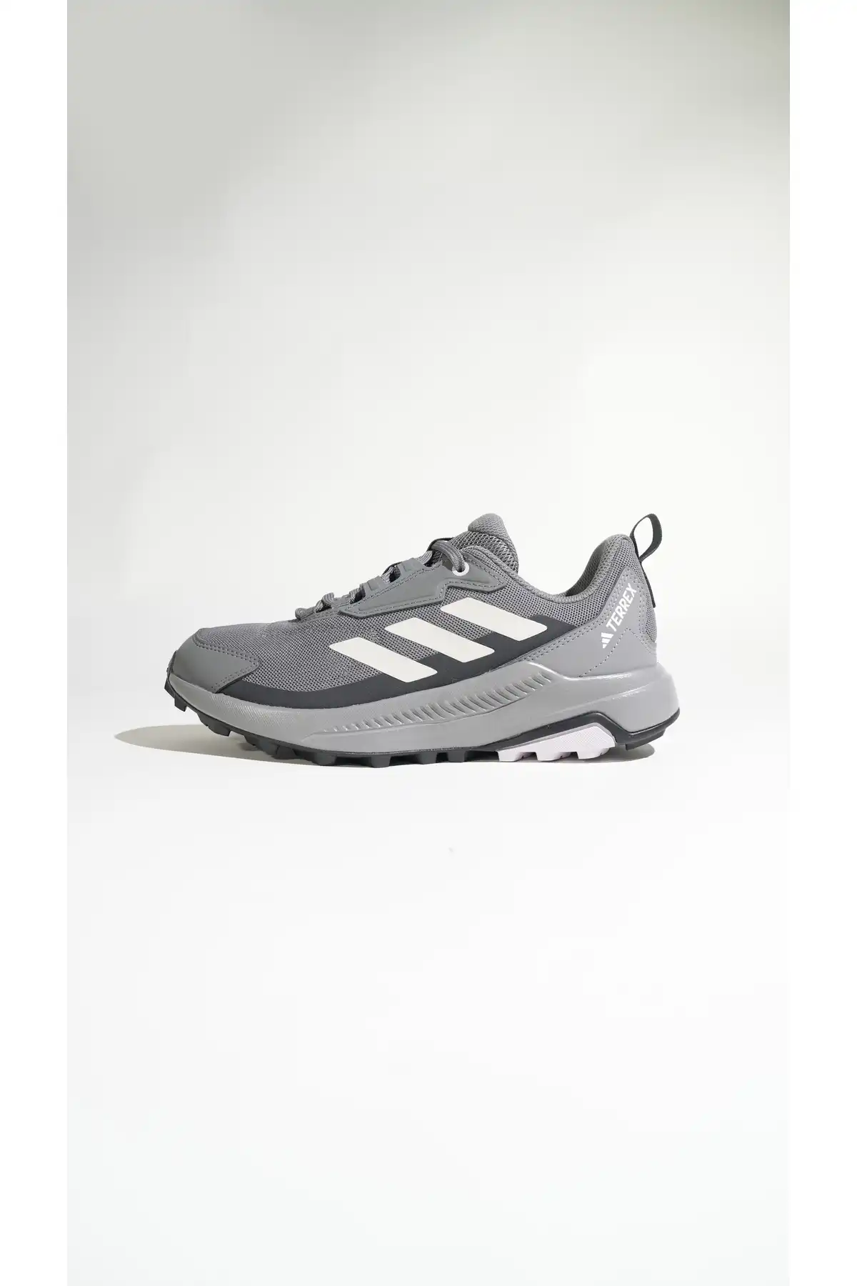 کفش اسپورت مردانه مدل جدید پاییز  2025  برند  adidas به رنگ  خاکستری