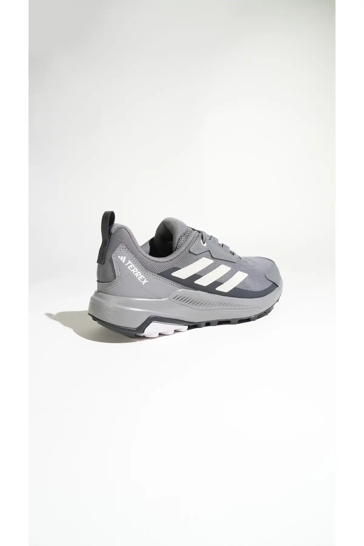 کفش اسپورت مردانه مدل جدید پاییز  2025  برند  adidas به رنگ  خاکستری